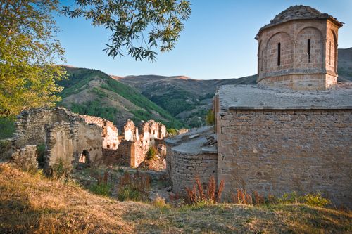 Free Ancient monastery ruins in Gümüşhane surrounded by lush hills, showcasing historic architecture. Stock Photo