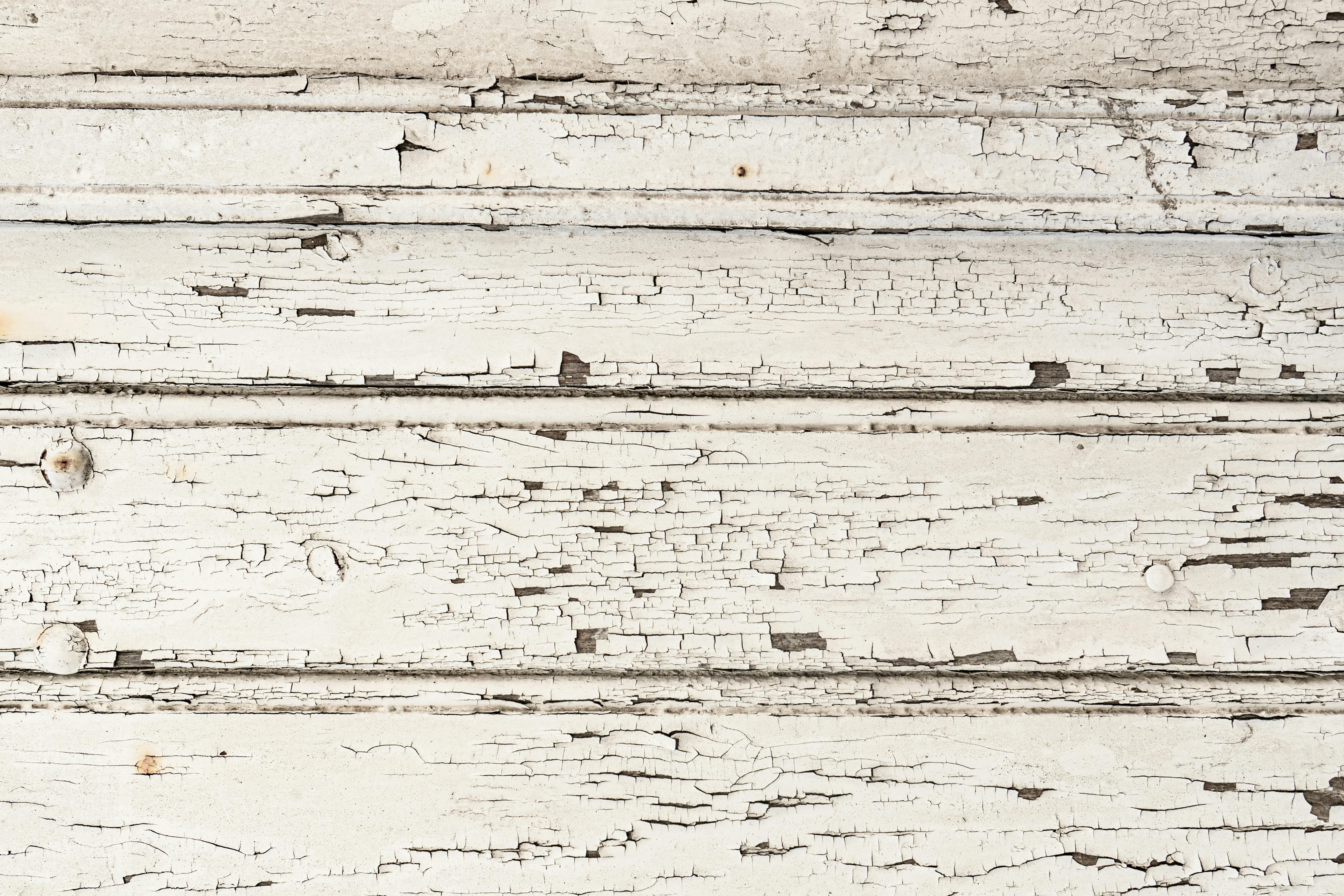 Gratis Primo piano di una superficie di legno usurata con vernice scrostata Foto a disposizione