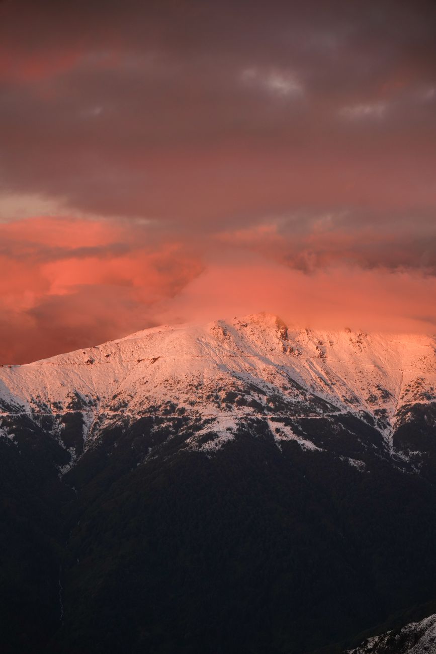 Dramatischer Berg & Sonnenuntergang – Naturmotiv als Hintergrundbild