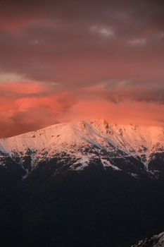 Dramatischer Berg & Sonnenuntergang – Naturmotiv als Hintergrundbild