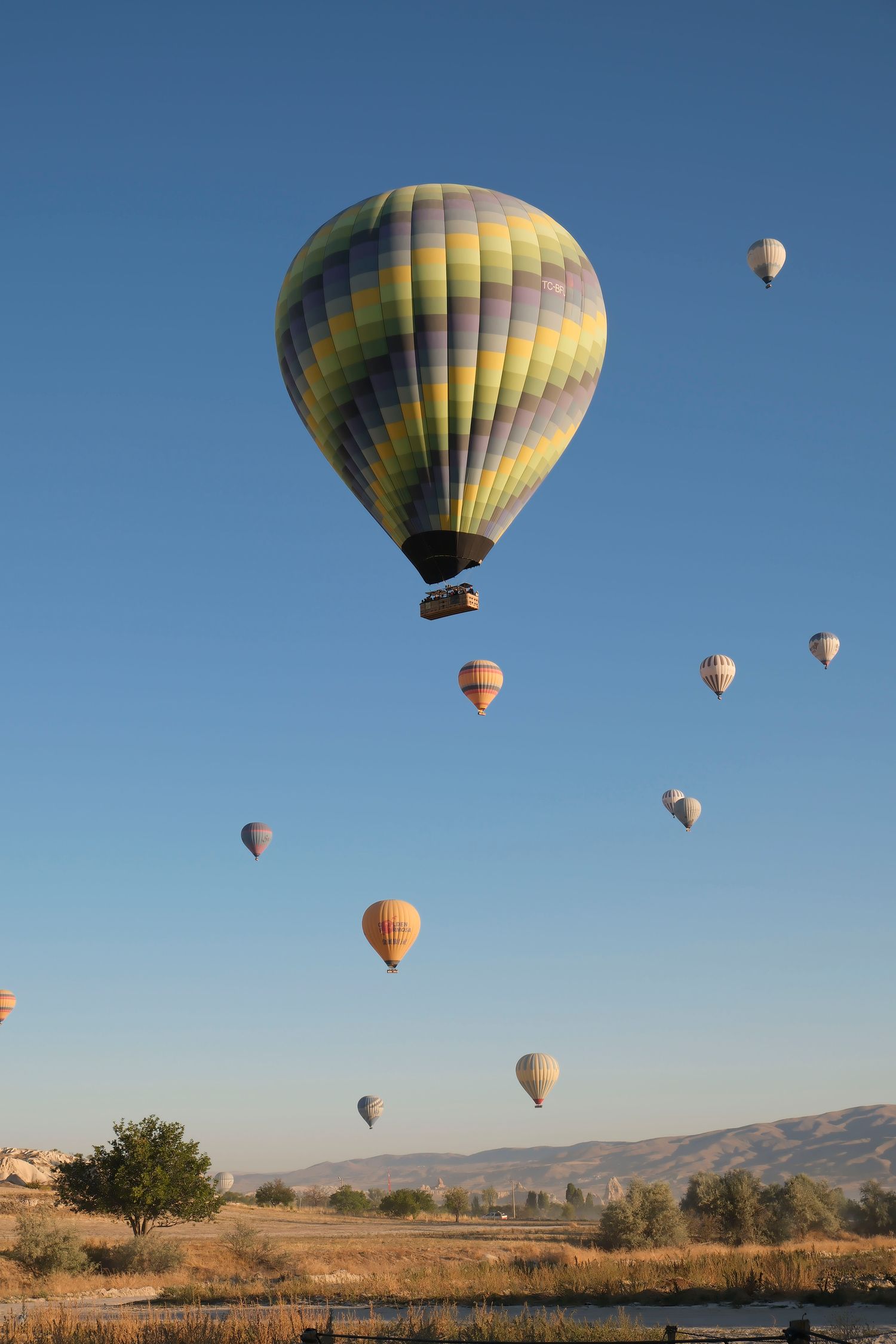 Kolorowe balony nad Kapadocją o wschodzie słońca