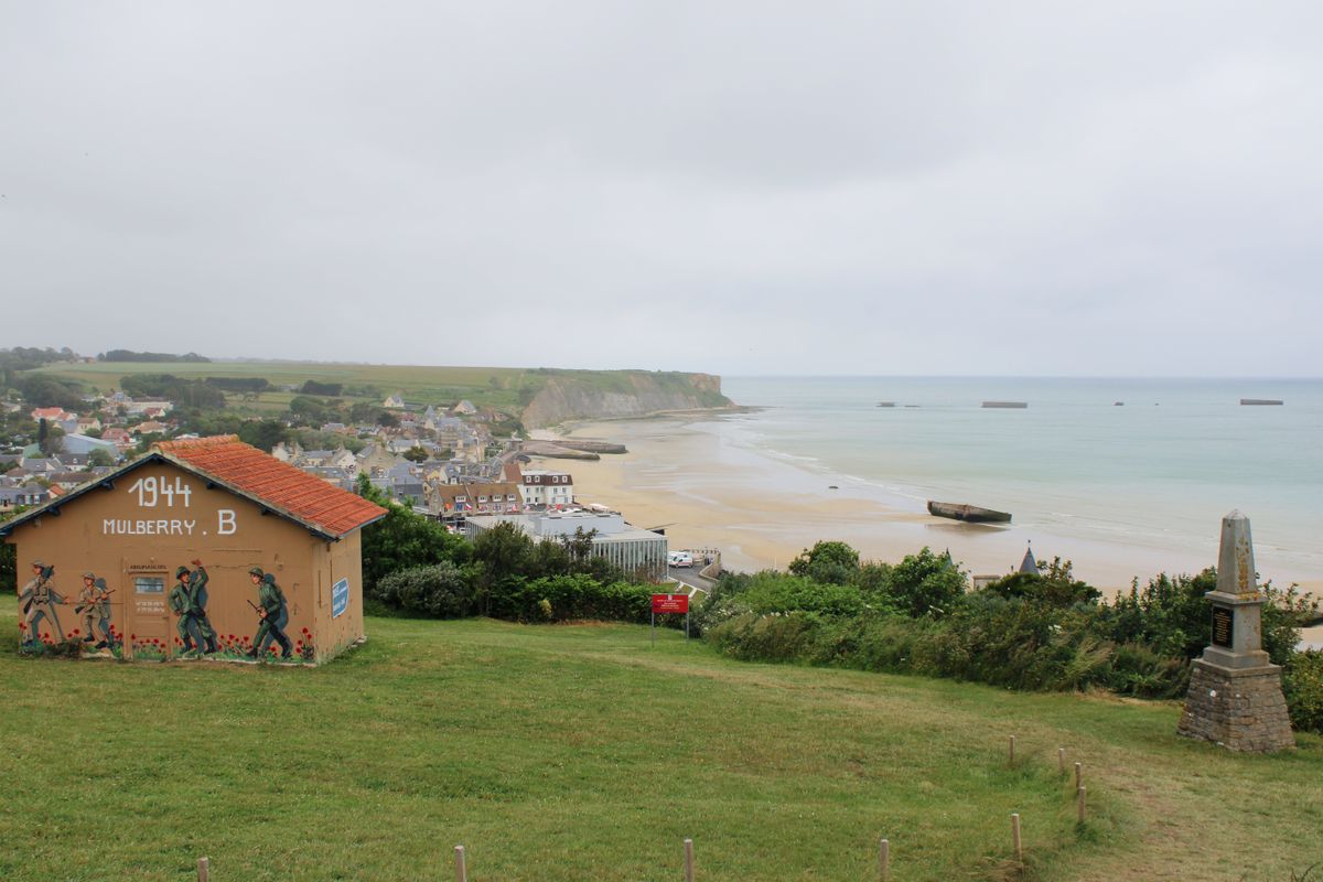 Rămășițele portului artificial Mulberry B în largul plajei de la Arromanches