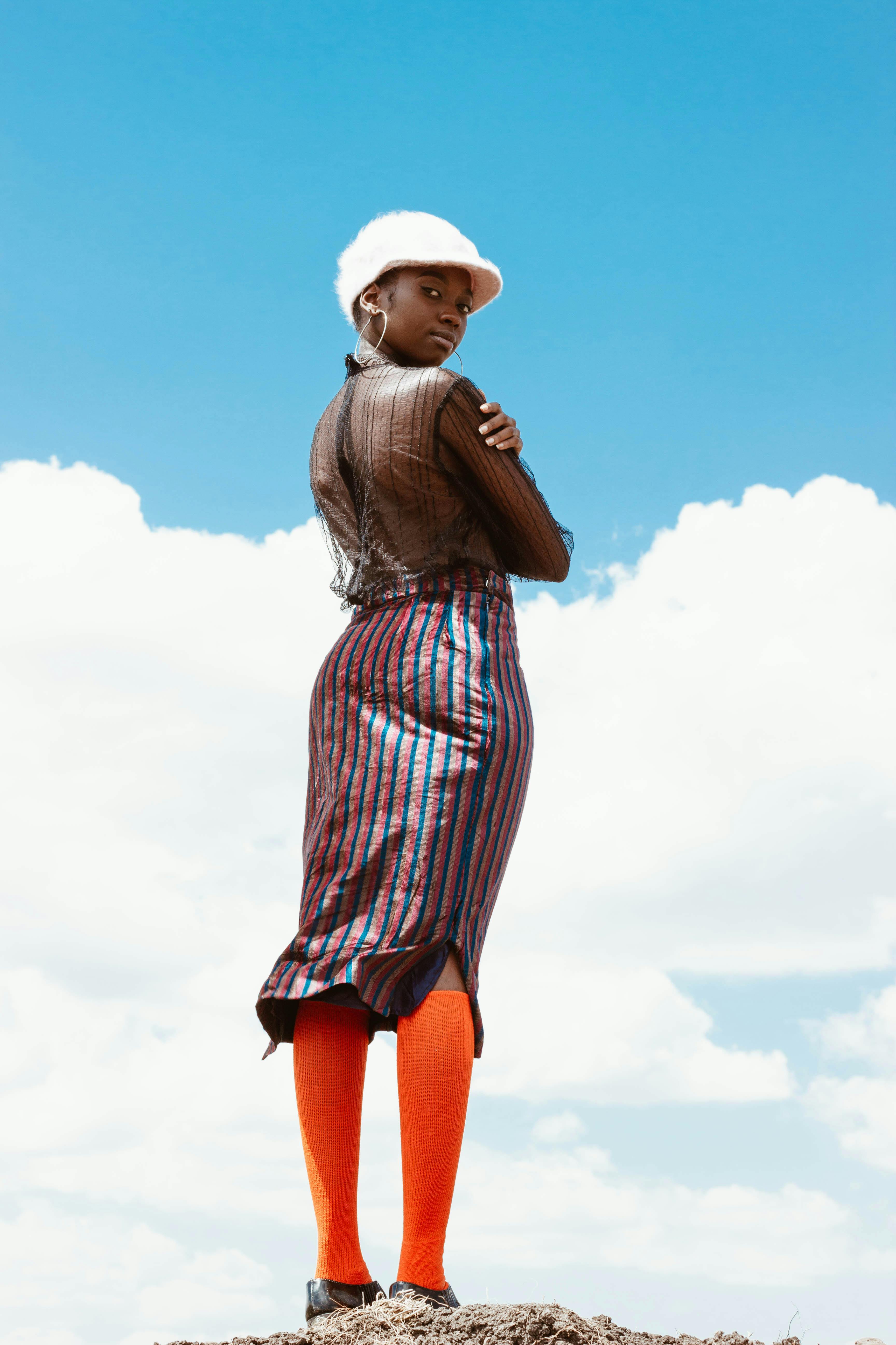 Gratis Wanita Mengenakan Atasan Coklat Foto Stok