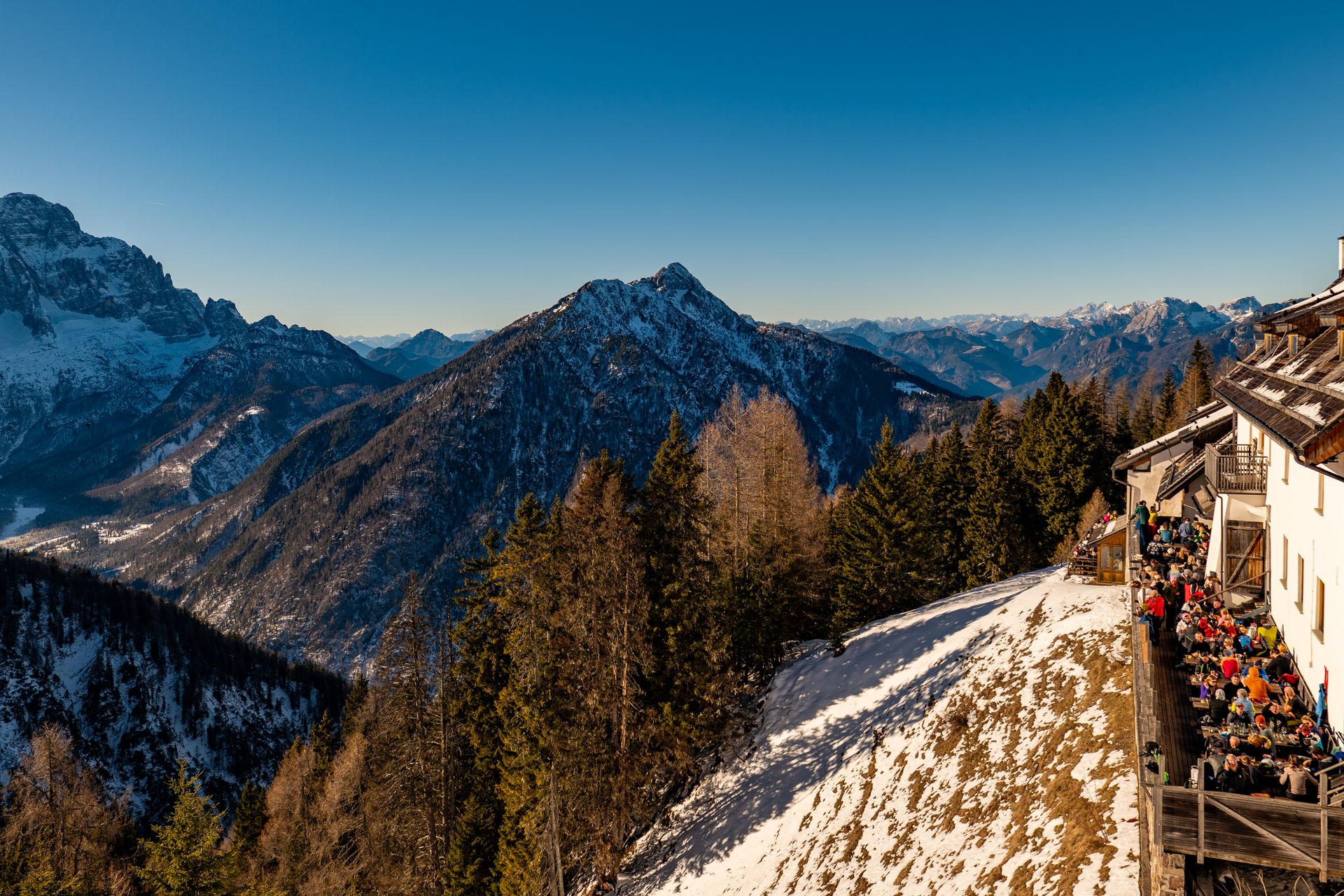 Terrazza del ristorante affacciata sulle montagne della Valtellina