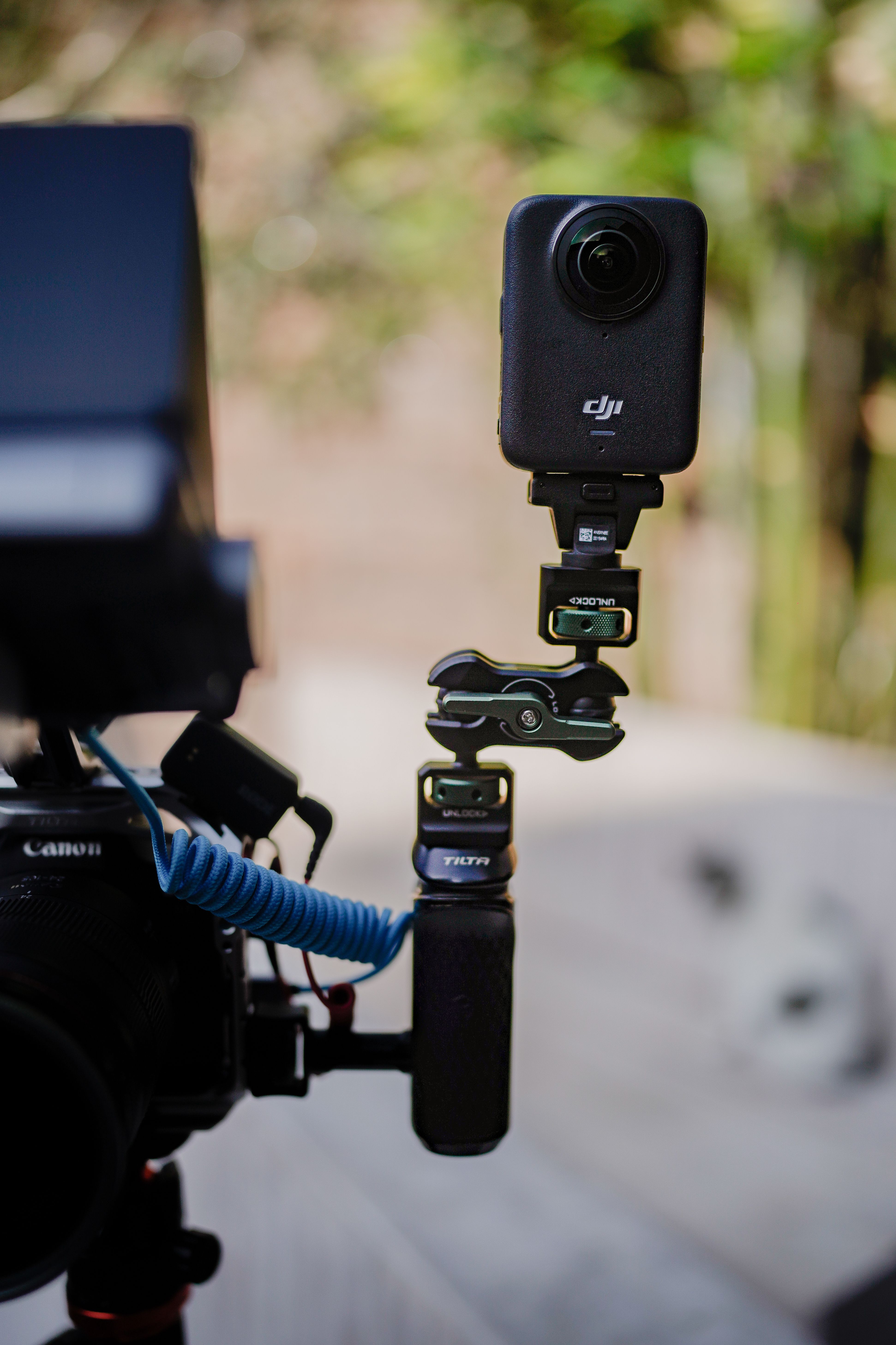 Zadarmo Detailný záber profesionálneho video vybavenia s kamerou DJI 360 namontovanou na plošine. Fotka z fotobanky