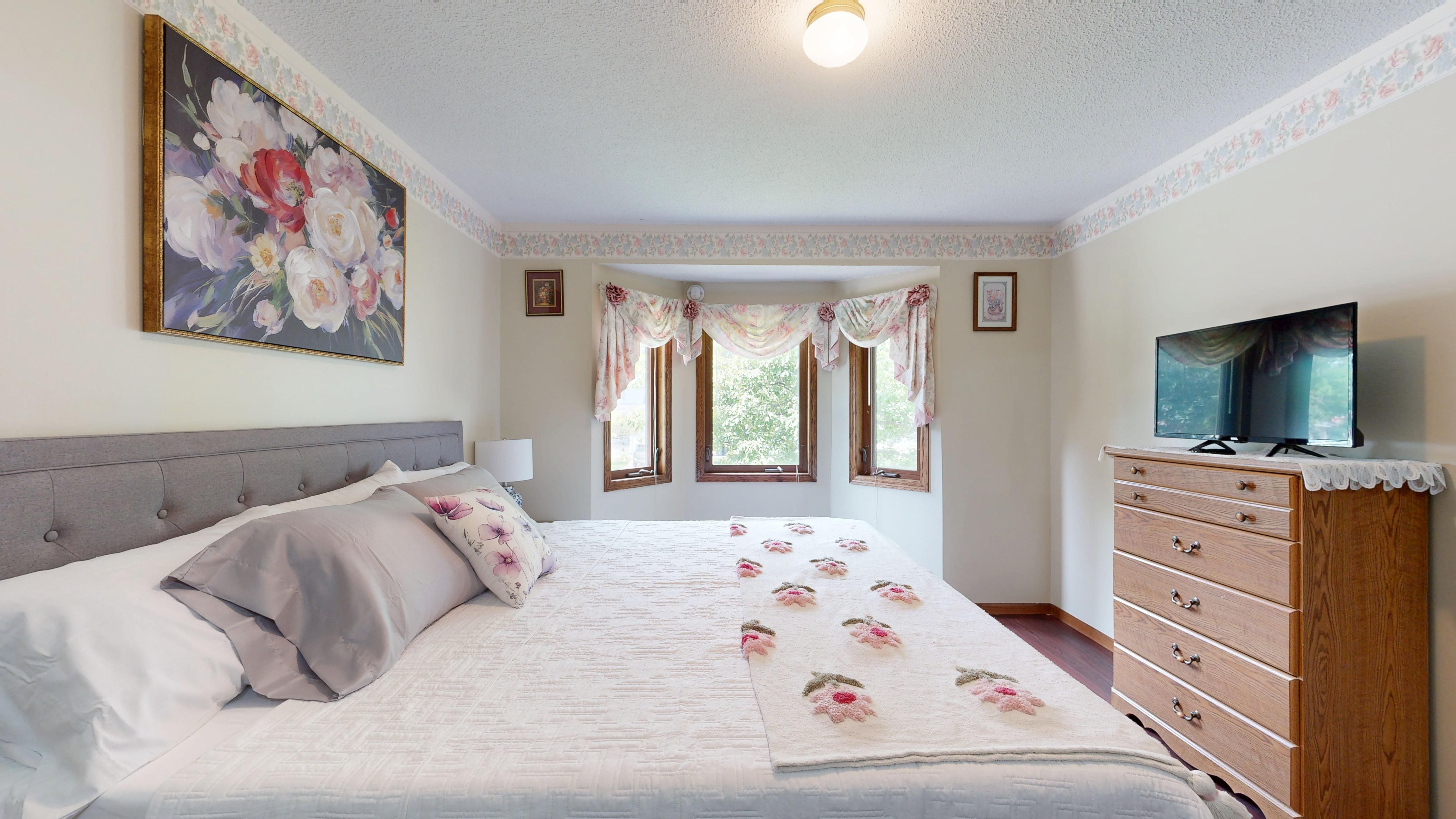 Cozy Bedroom with Floral Decor and Natural Light · Free Stock Photo