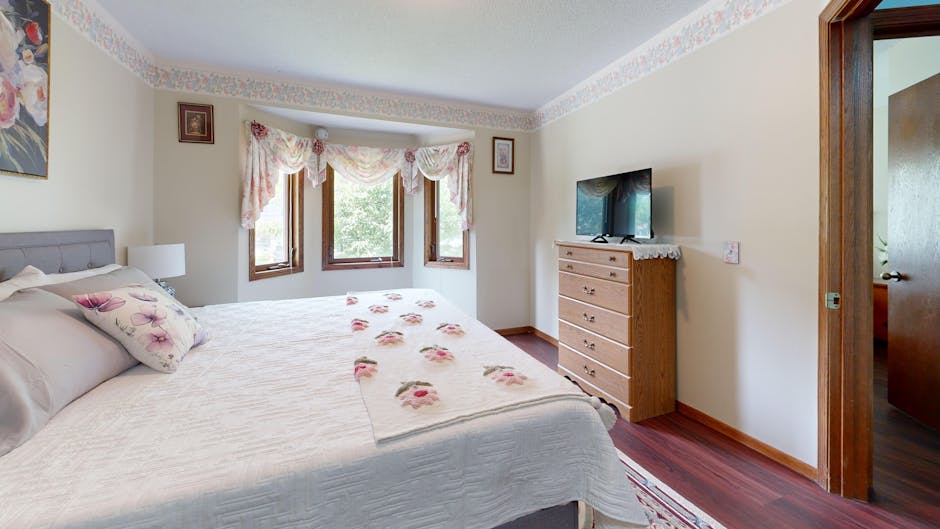 Schlafzimmerfenster mit verdunkelnden Vorhängen und breiter Schiene für weniger Lichtspalten