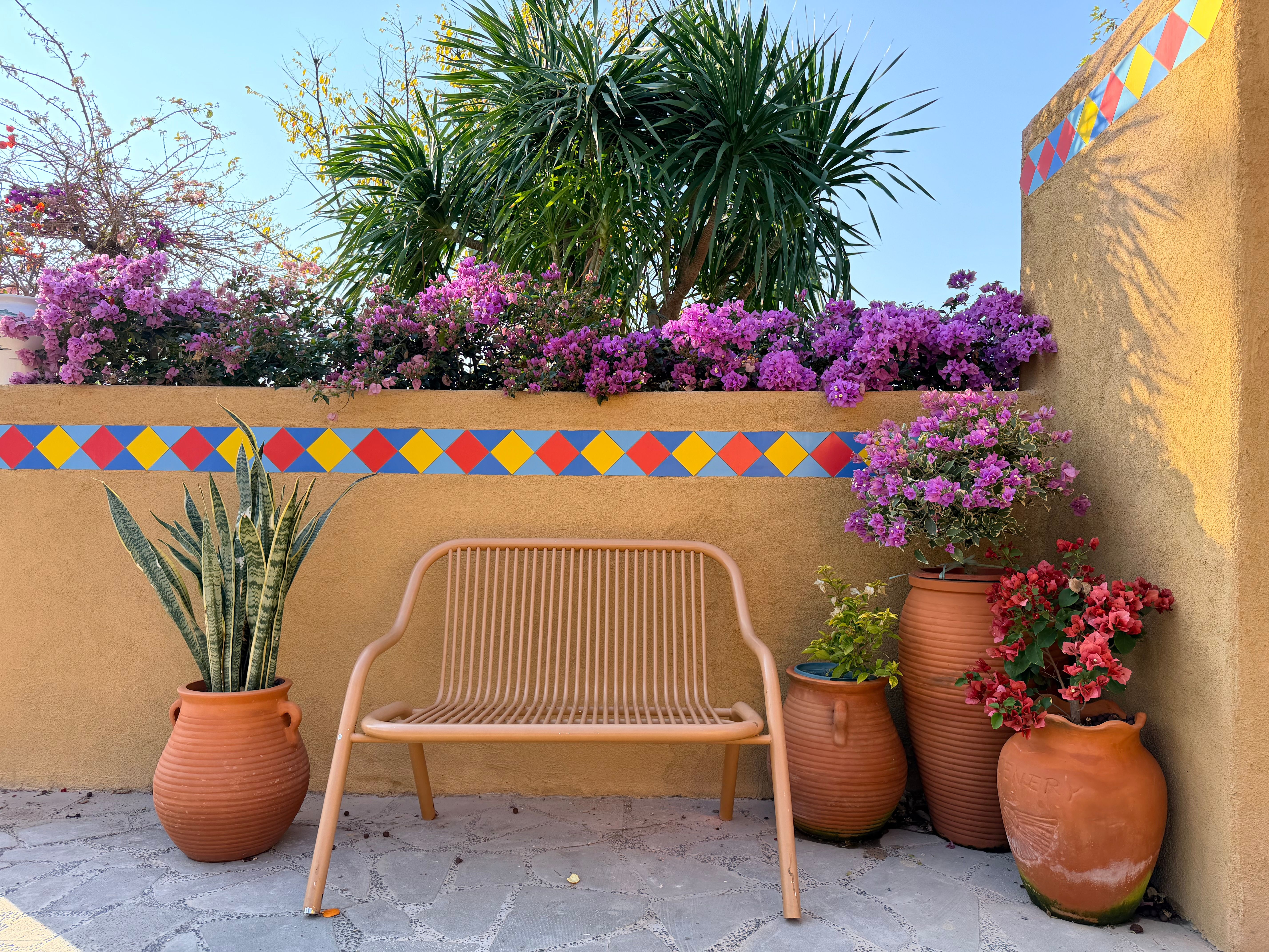 Pavimento in terracotta con seduta minimal