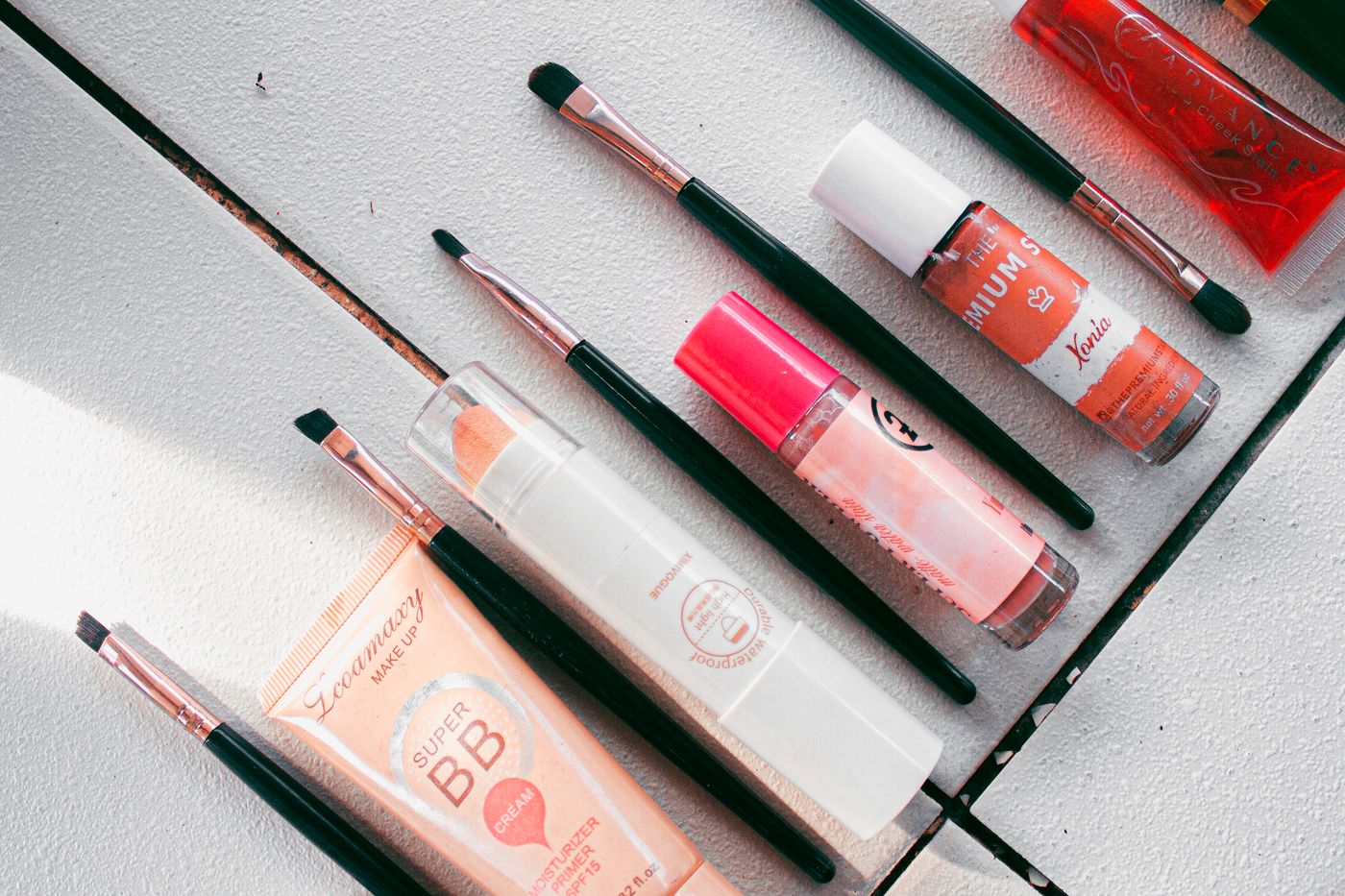 Makeup og børster på lys baggrund