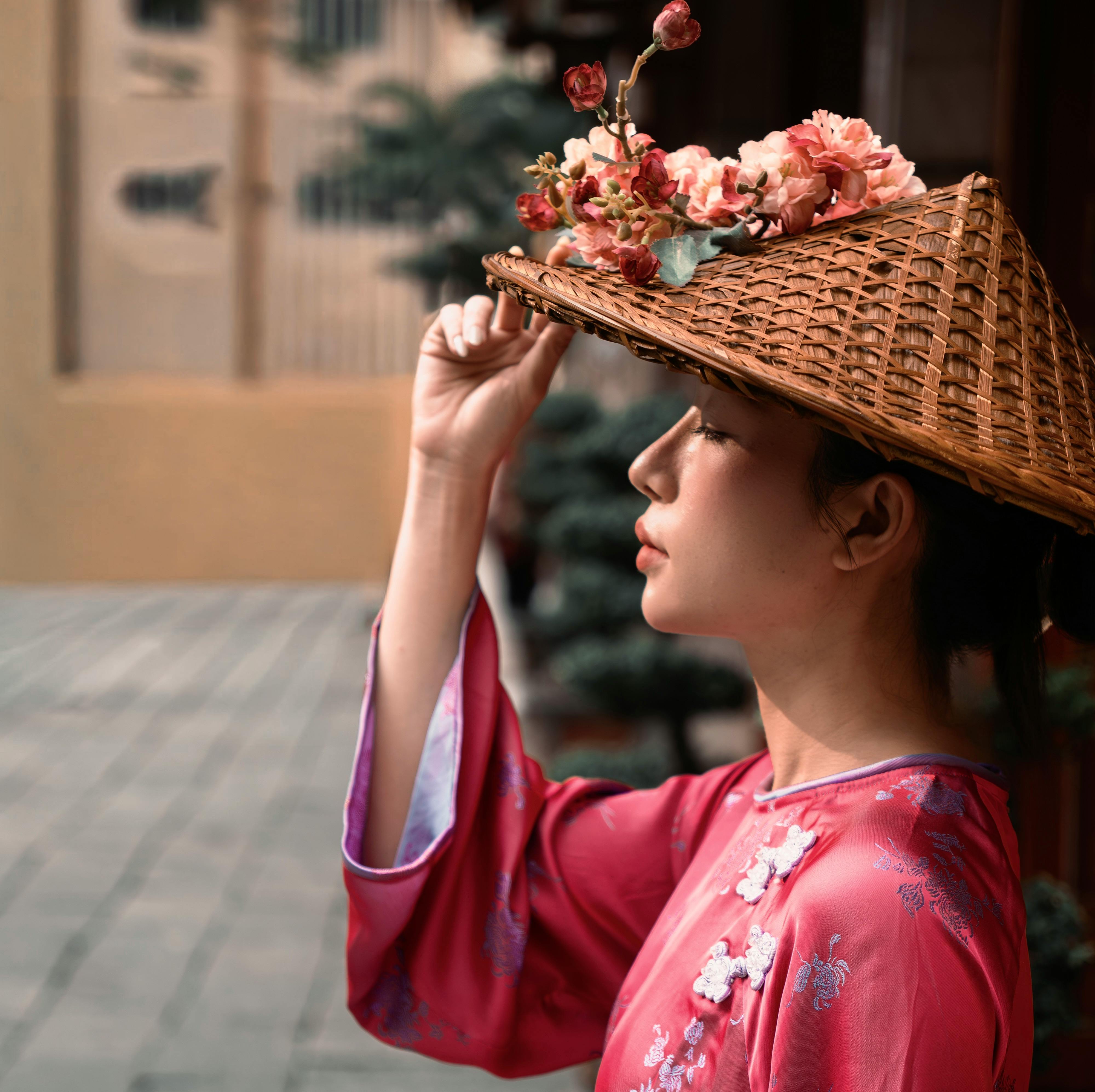 Kostenlos Seitenprofil einer Frau mit traditionellem Blumenhut. Lebendig und kulturell. Stock-Foto