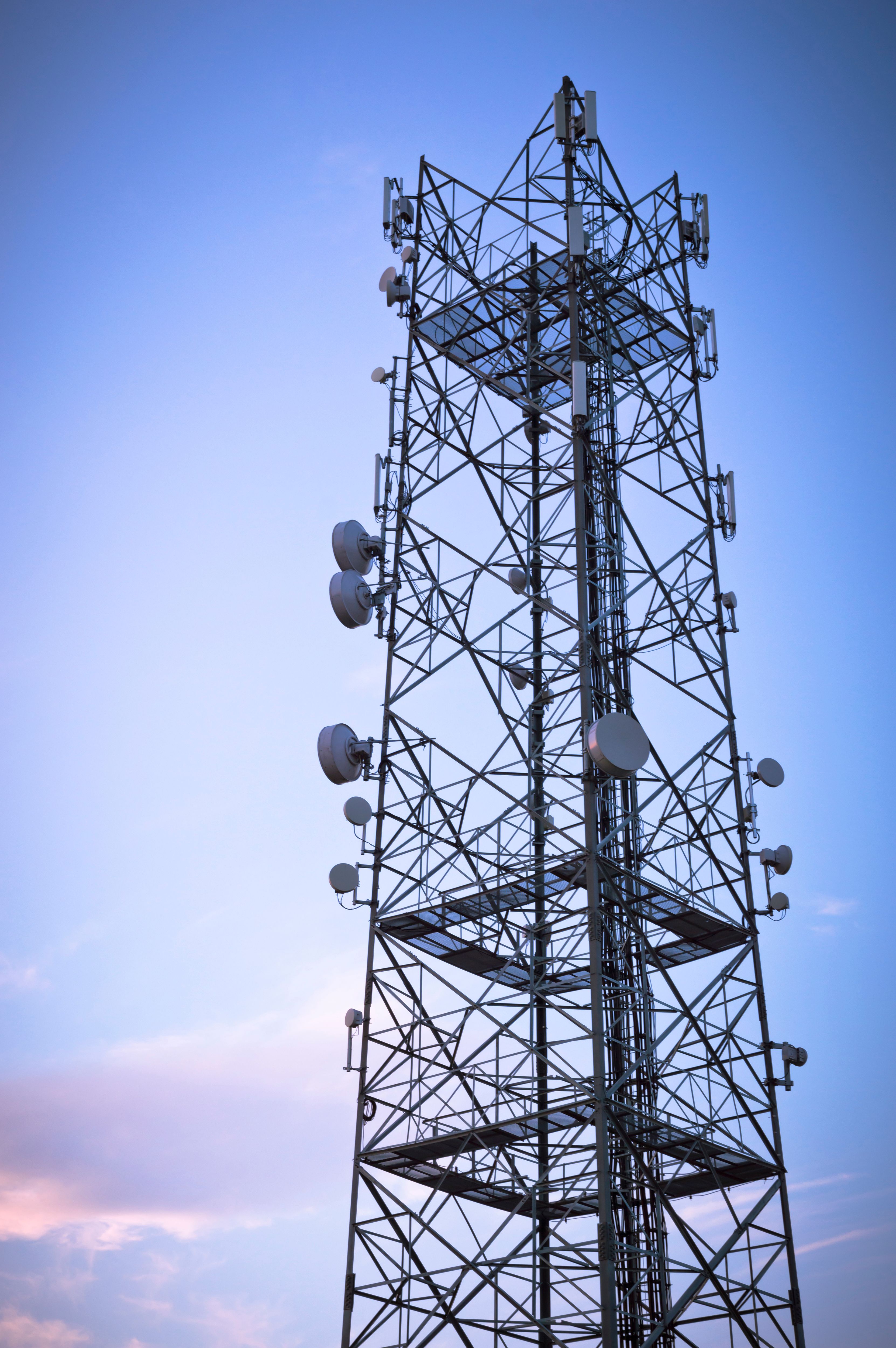 Tour De Télécommunications Moderne Sur Fond De Ciel Bleu · Photo gratuite