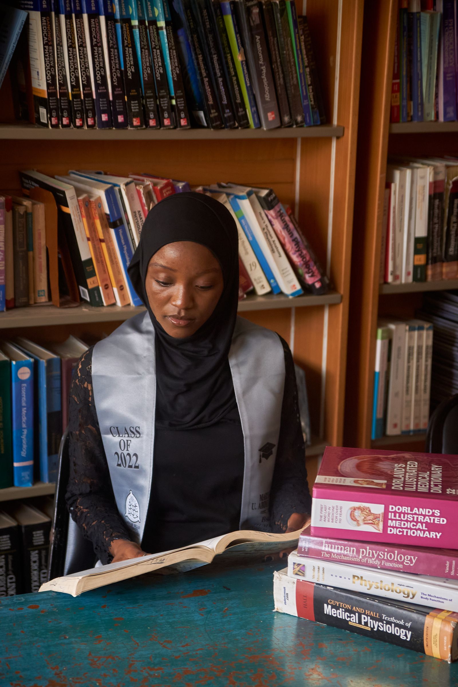 Jeunes Africains utilisant une bibliothèque numérique — Bickri Lib