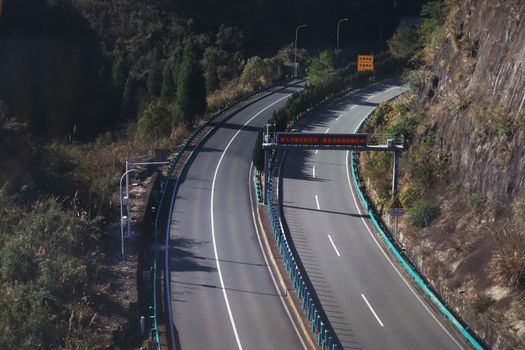 高速公路救援电话怎么打？关键信息要记牢