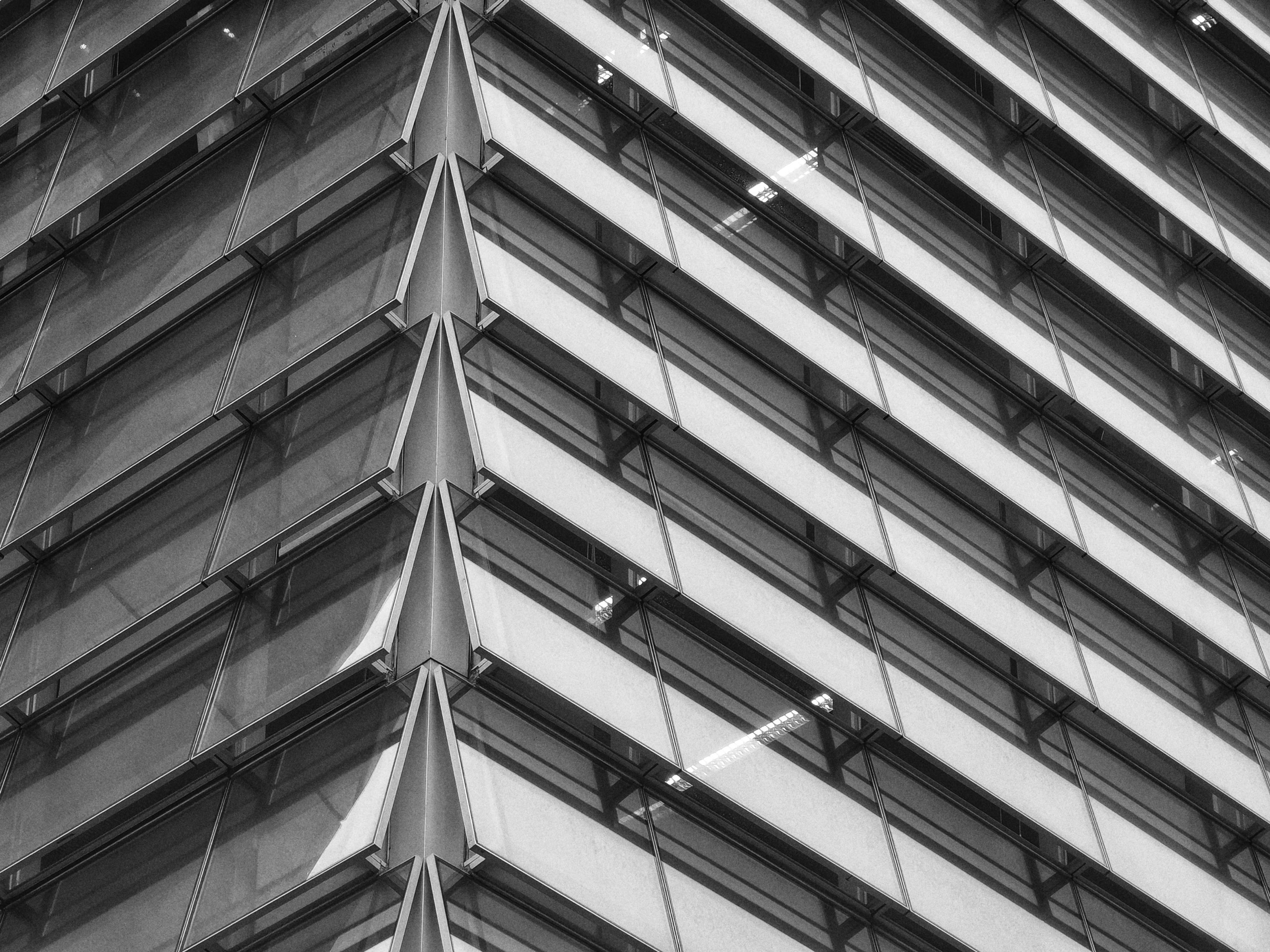 Vue extérieure d'un immeuble de bureaux moderne en verre