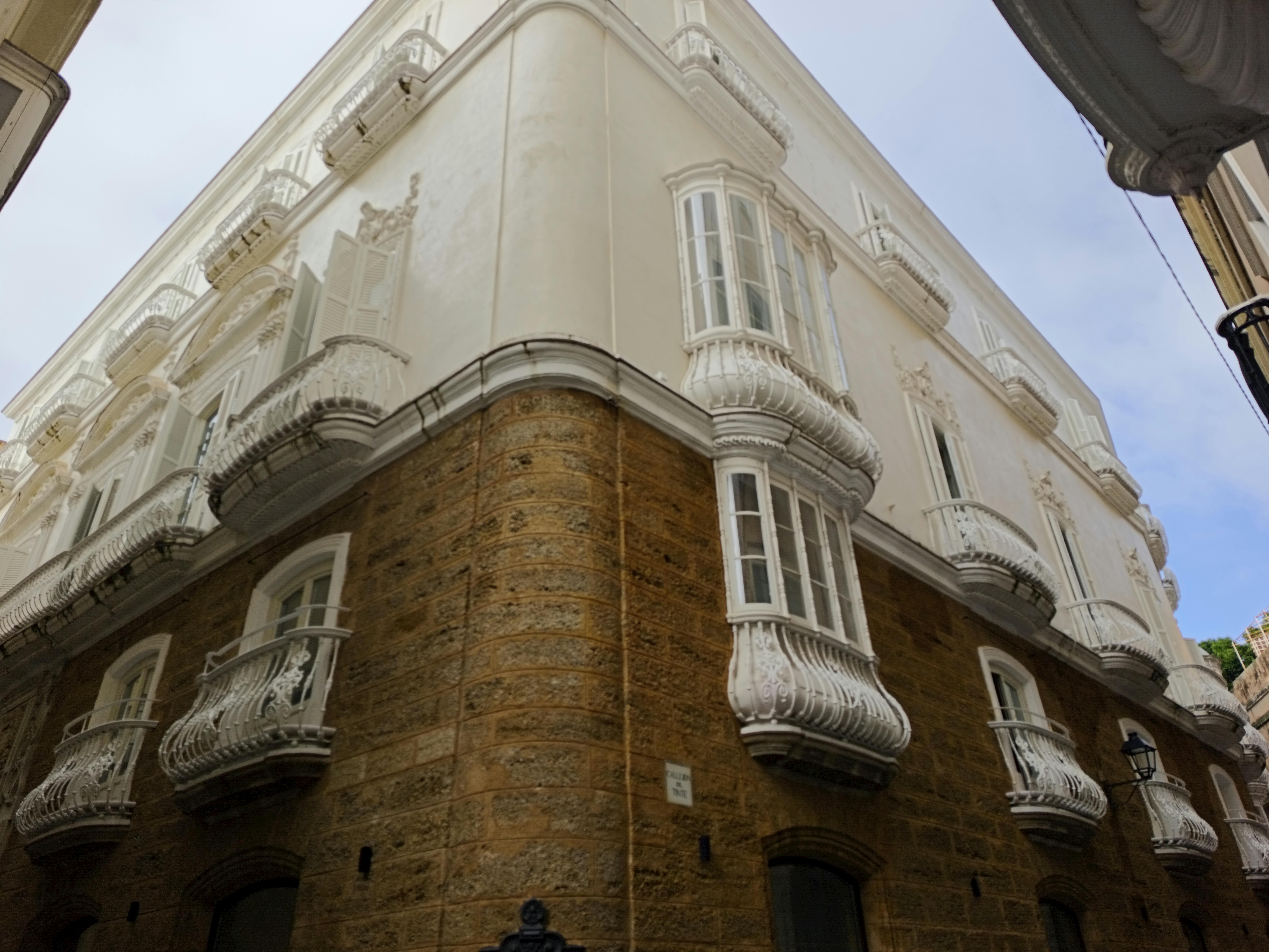 fachada de la casa palacio gaditana