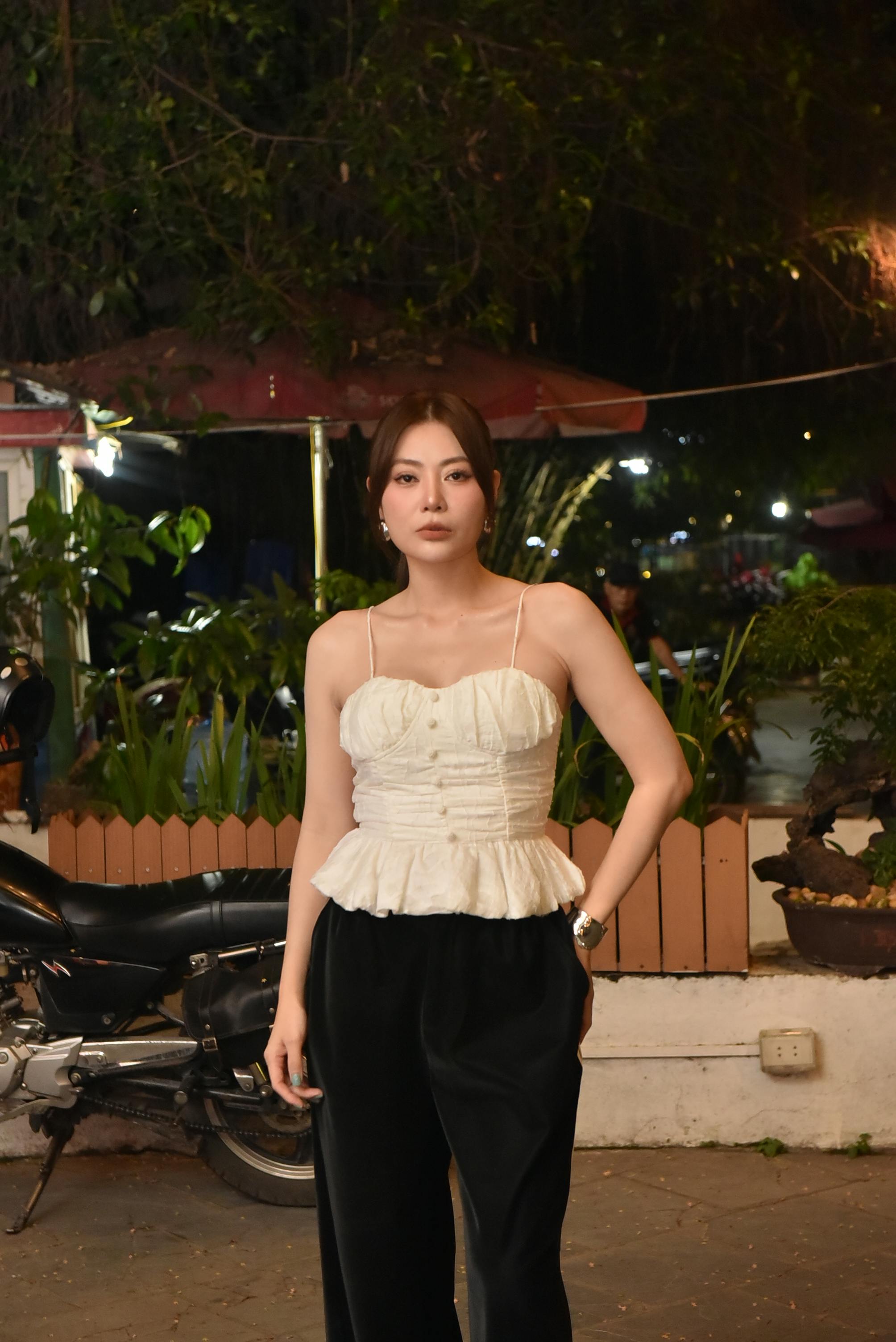 Gratis Mujer de moda posando al aire libre por la noche con un atuendo casual pero elegante. Foto de stock