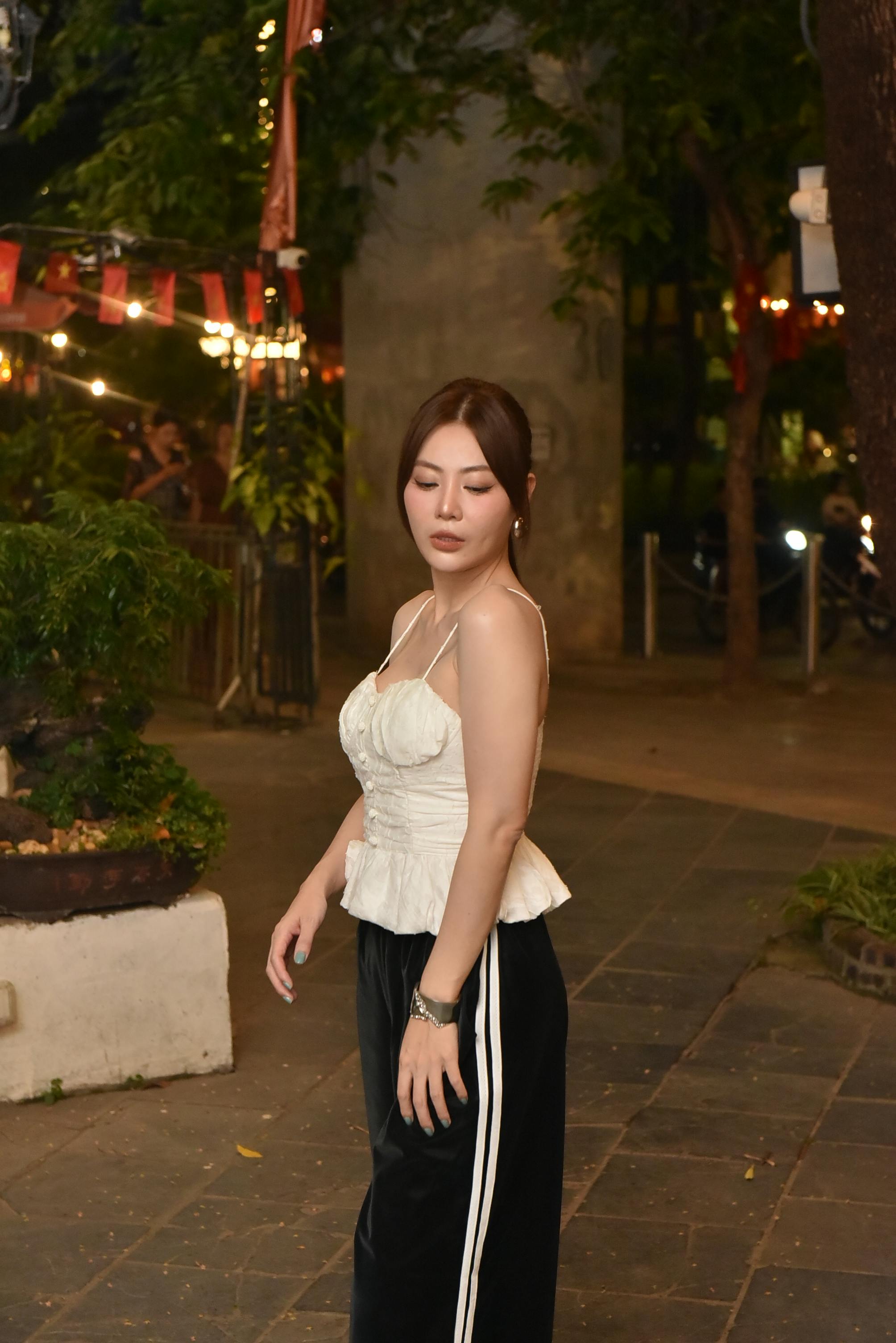 Gratis Elegante retrato vespertino de una mujer en un parque de la ciudad. Foto de stock