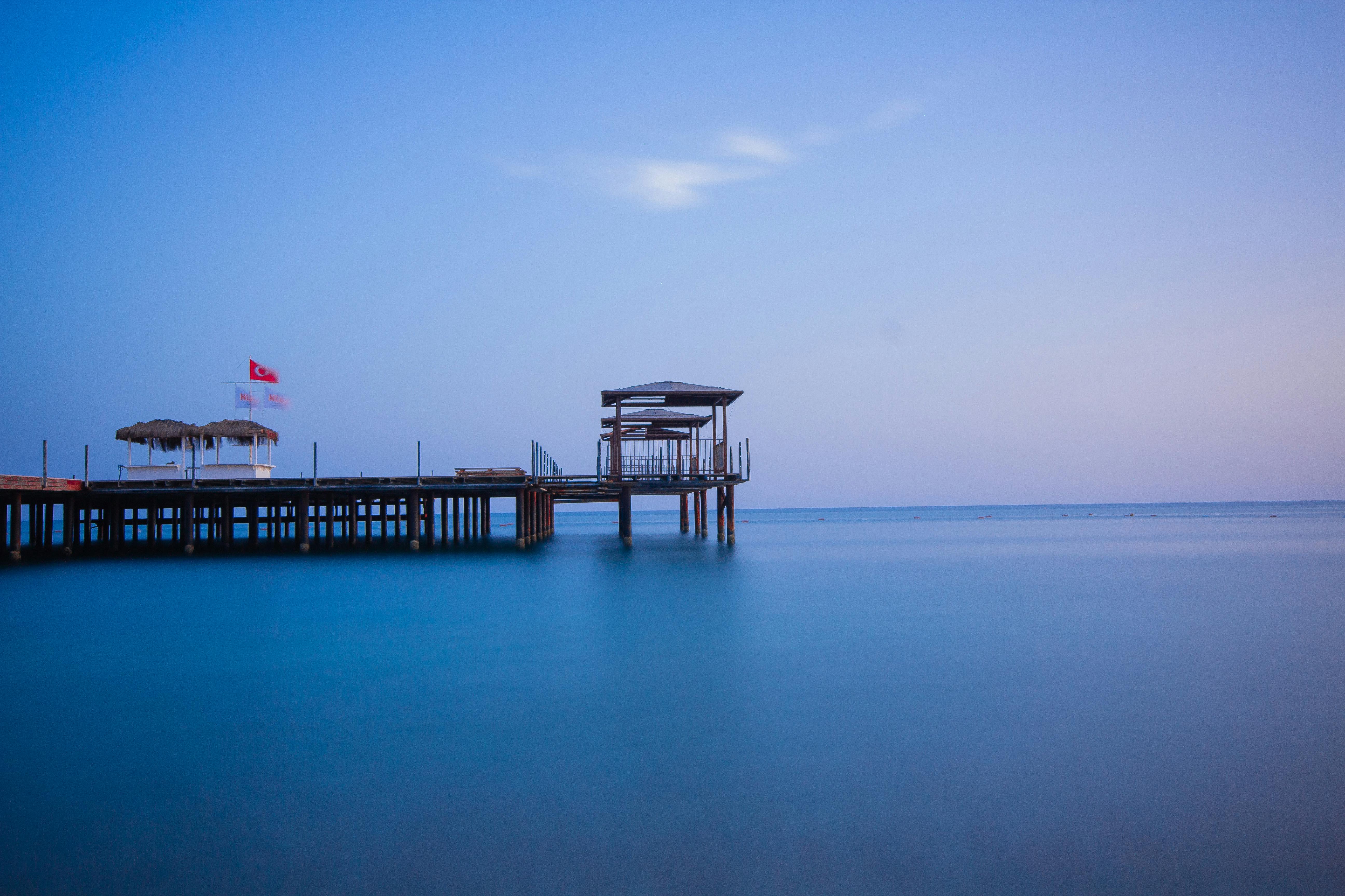 Mavi renklerin hakim olduğu, huzur, güven ve düzen duygusunu yansıtan dingin bir manzara veya minimalist ve düzenli bir kompozisyon.