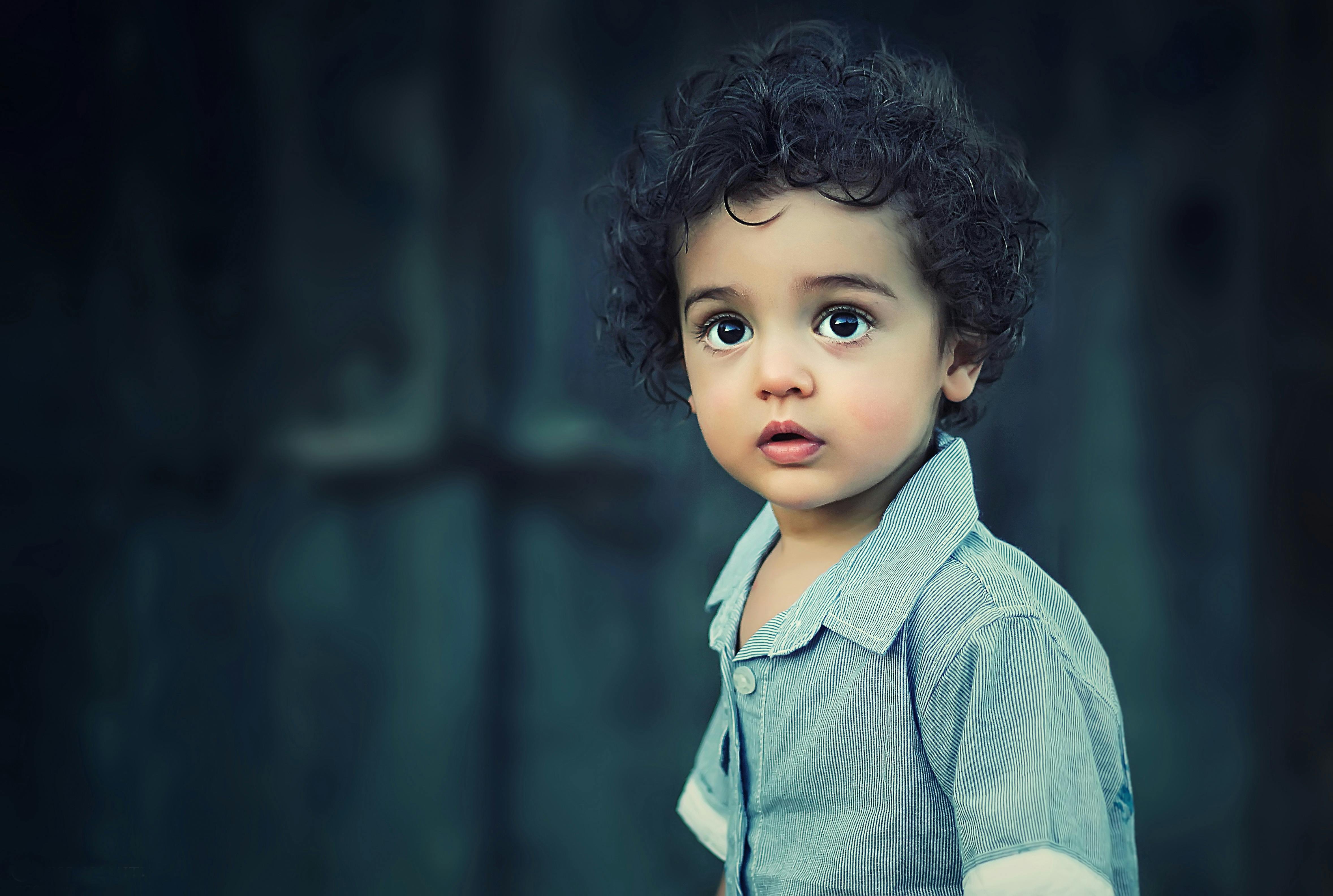 Little boy looking at something. | Photo: Pexels