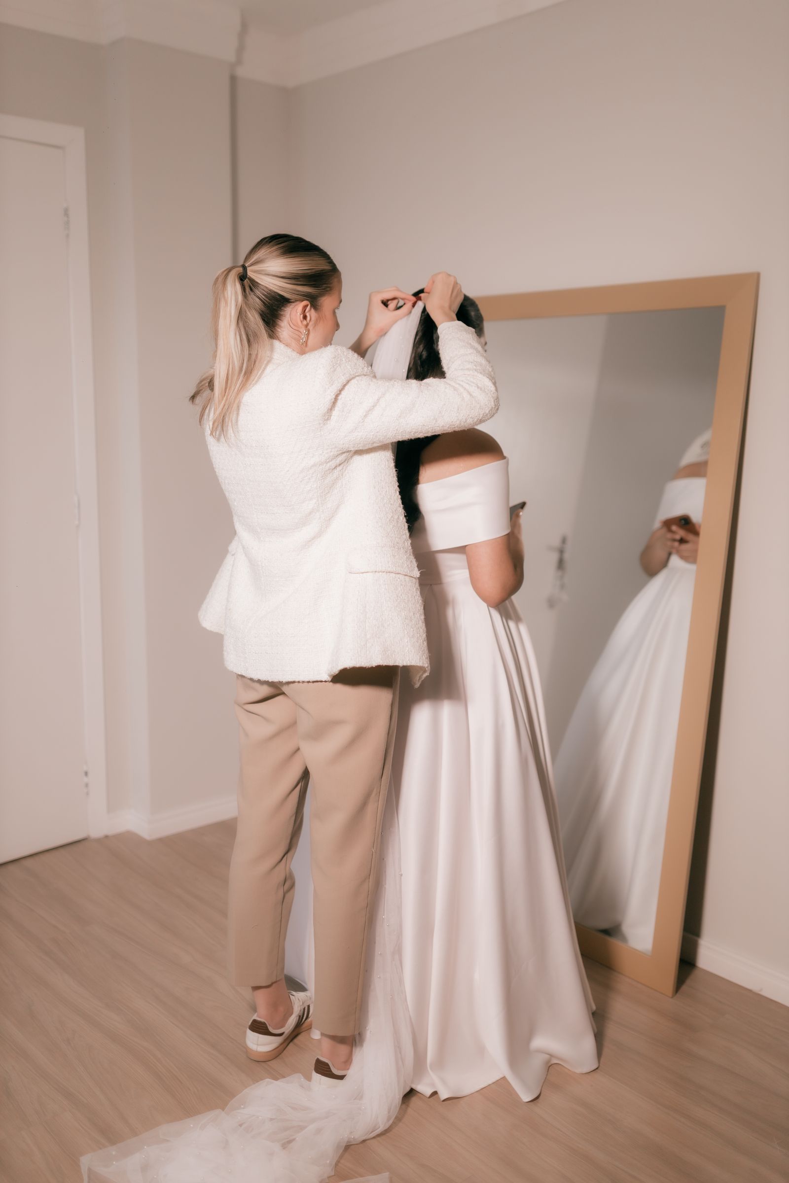 Preparazione della sposa riflessa nello specchio, fotografia di matrimonio