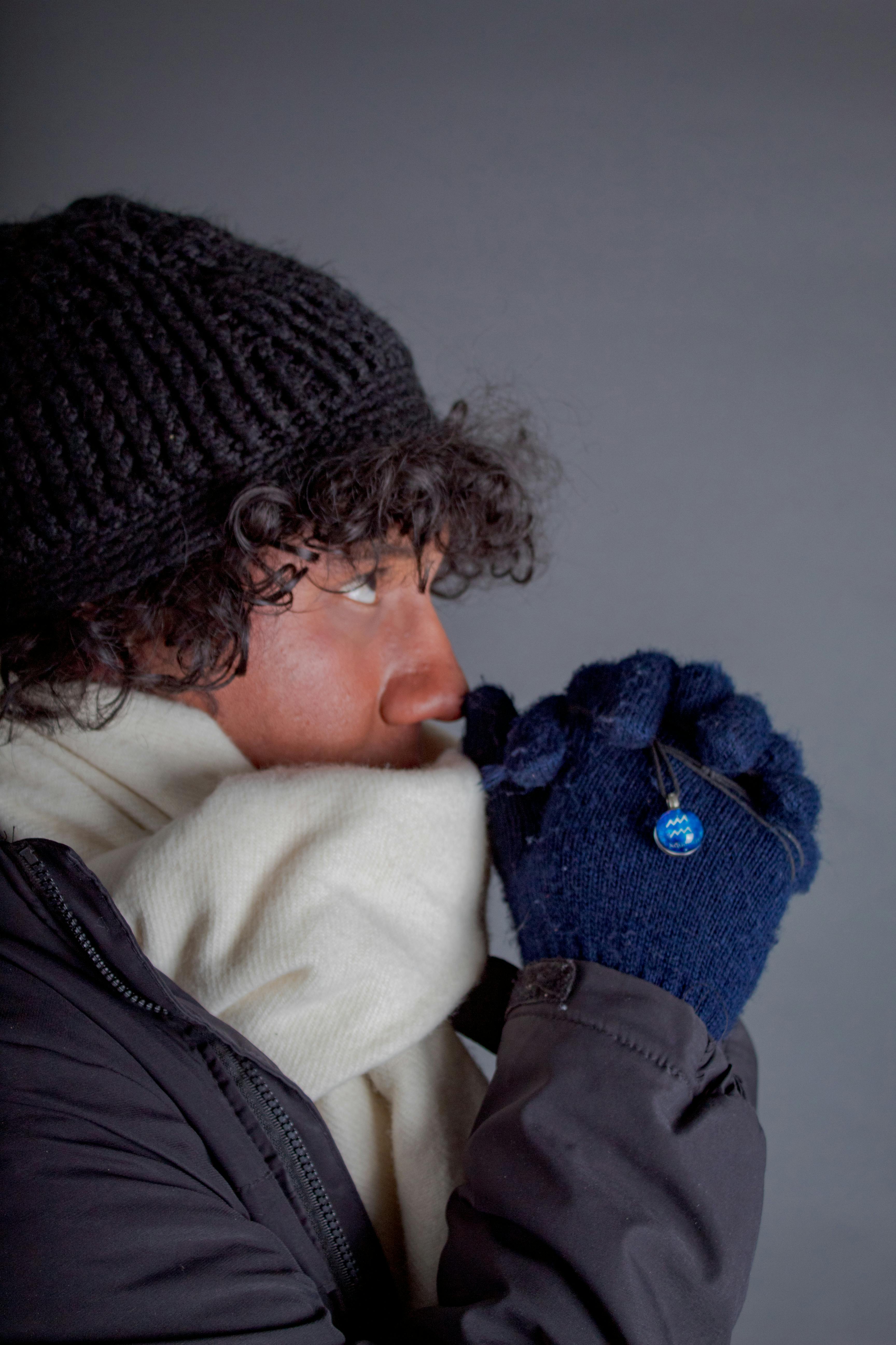 De franc Retrat d'un jove amb roba d'hivern a l'interior, expressant fred. Foto d'estoc