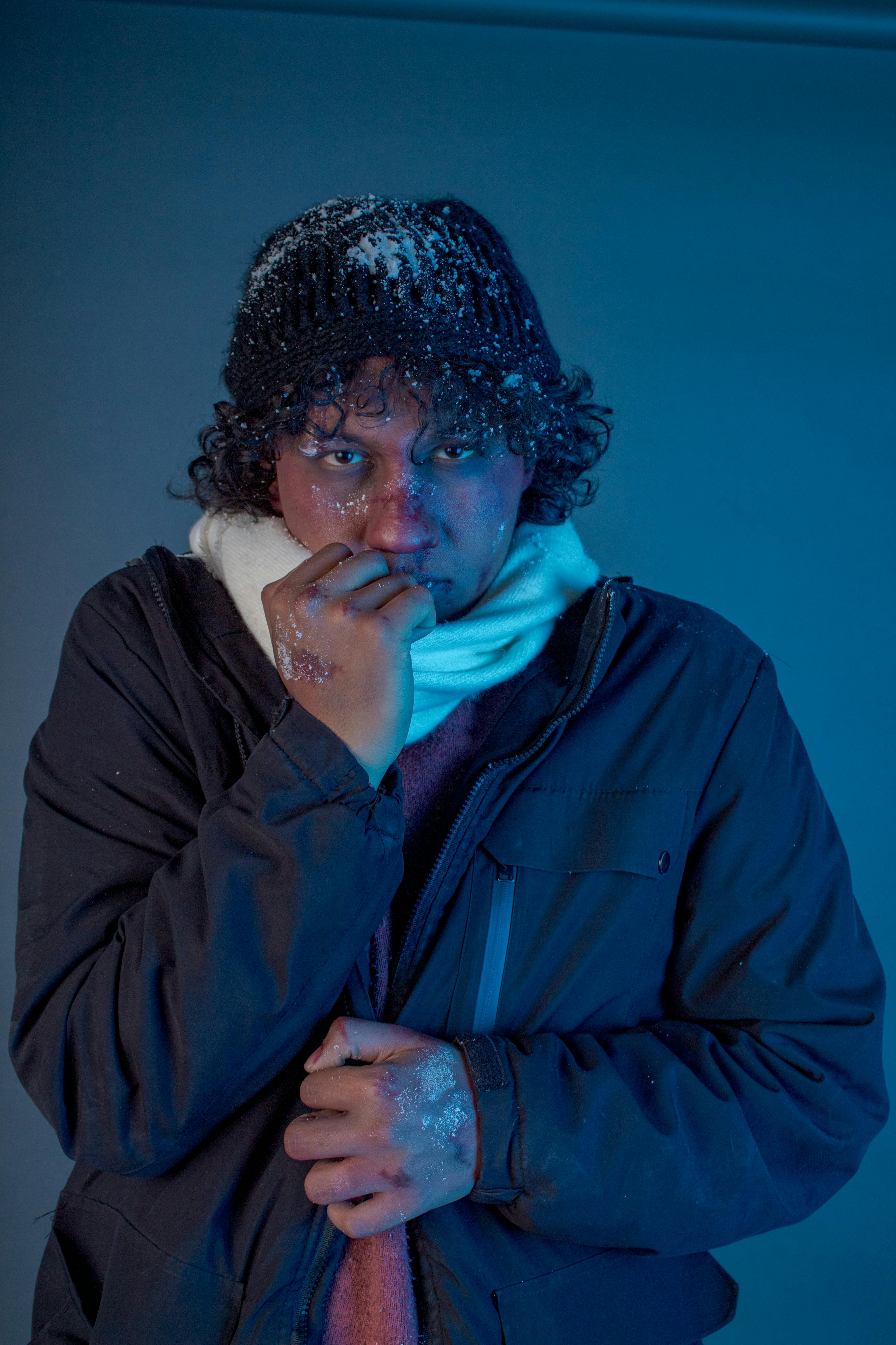 De franc Un home abrigat amb roba d'hivern es troba a casa amb una expressió pensativa. Foto d'estoc