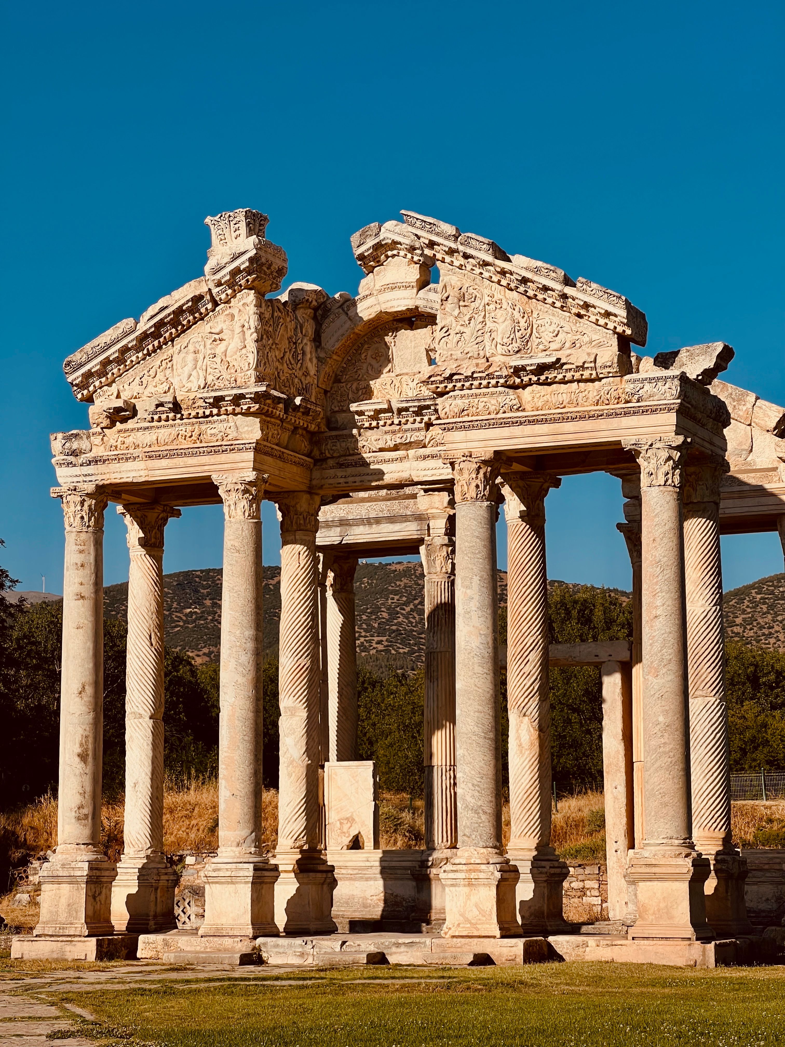Explore the historic Tetrapylon, a stunning example of Roman architecture in Aydın, Türkiye.