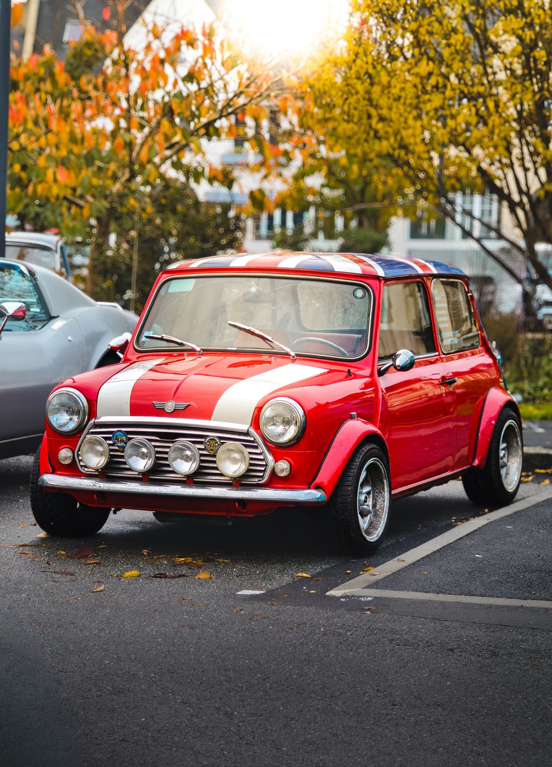 有关mini cooper, 一排汽车, 停放的汽車, 停放的车辆, 停車場, 历史悠久的汽车, 城市停车场, 复古车, 复古迷你, 复古风格 ...