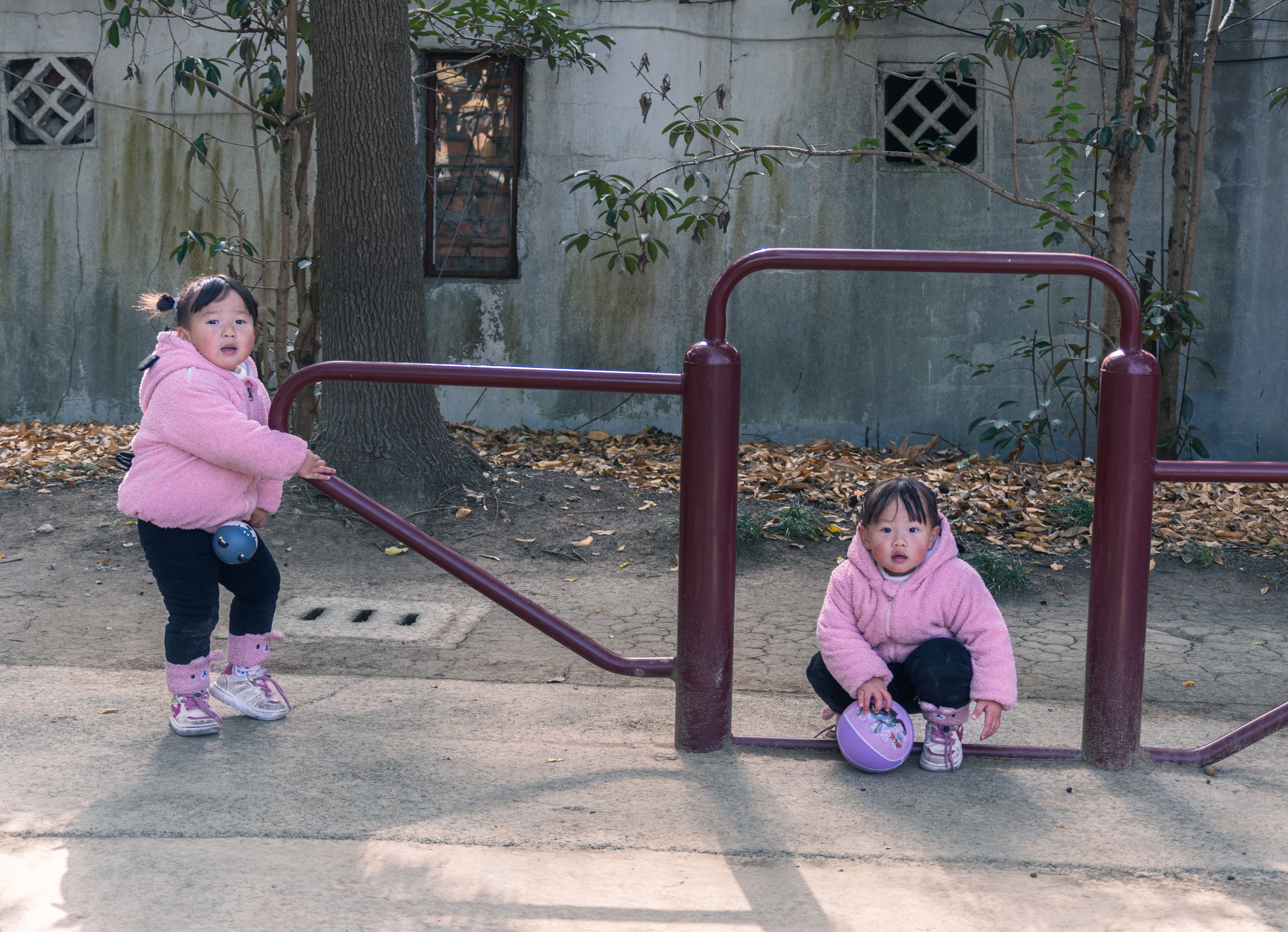 Dos Niños Pequeños Jugando En El Parque Al Aire Libre · Foto de stock ...
