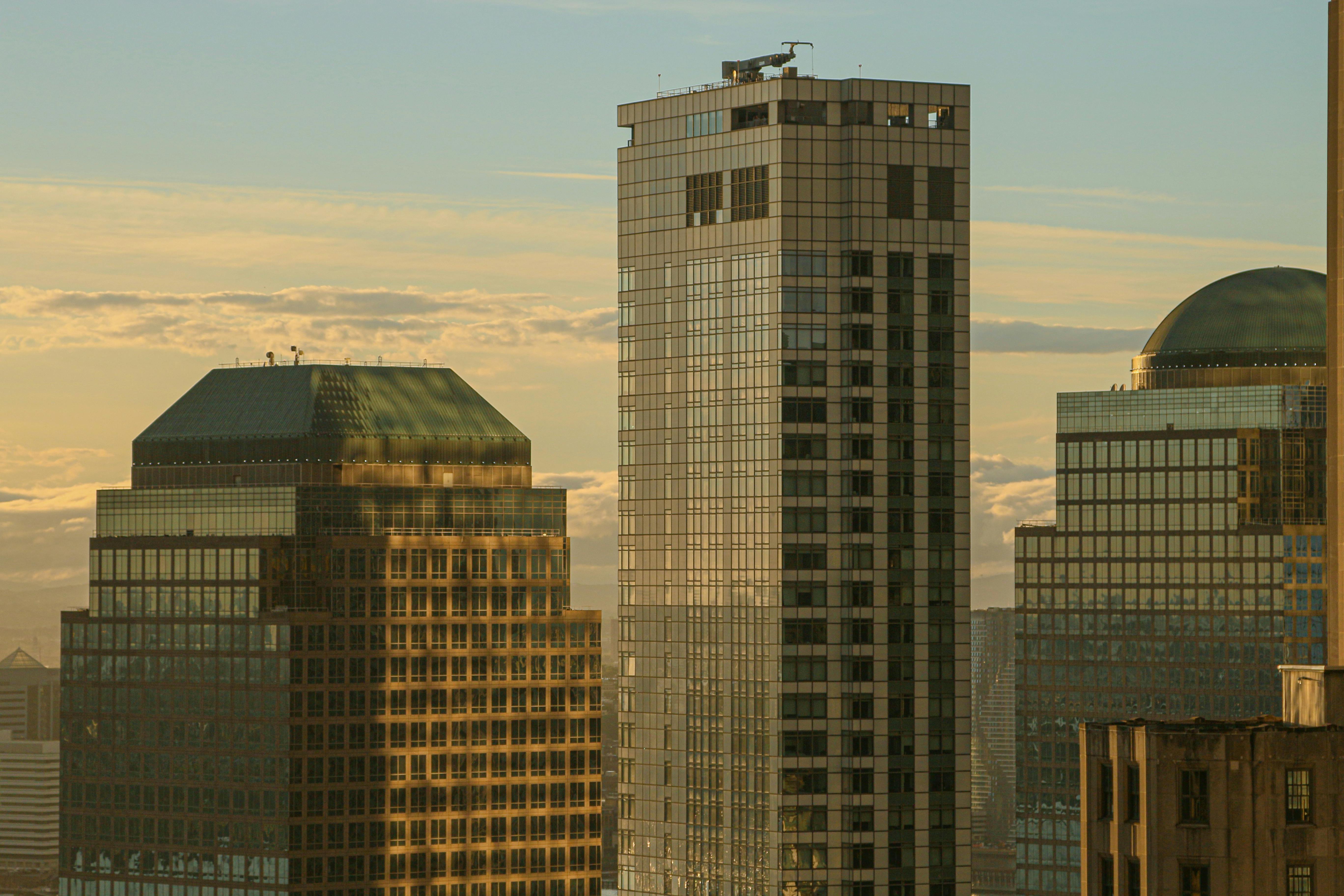 gratis Uitzicht op moderne hoogbouw in New York City, waar het zonlicht op weerkaatst. Stockfoto