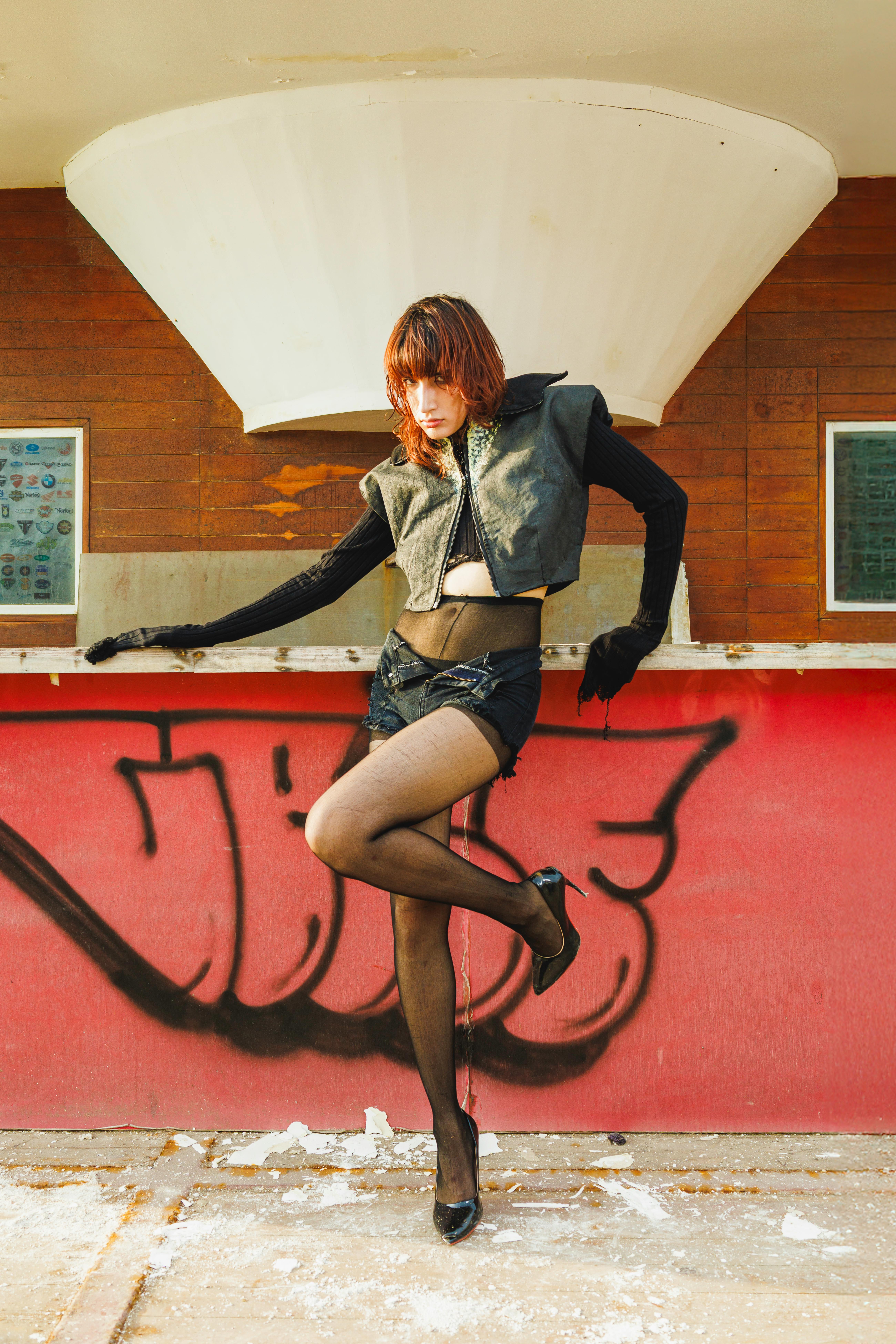 Gratuit Pose de mode dynamique à Barranco, au Pérou, avec un fond de graffitis colorés. Photos