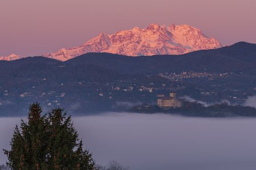 Free Monte Rosa at sunset with a picturesque view of the Italian countryside and castle. Stock Photo
