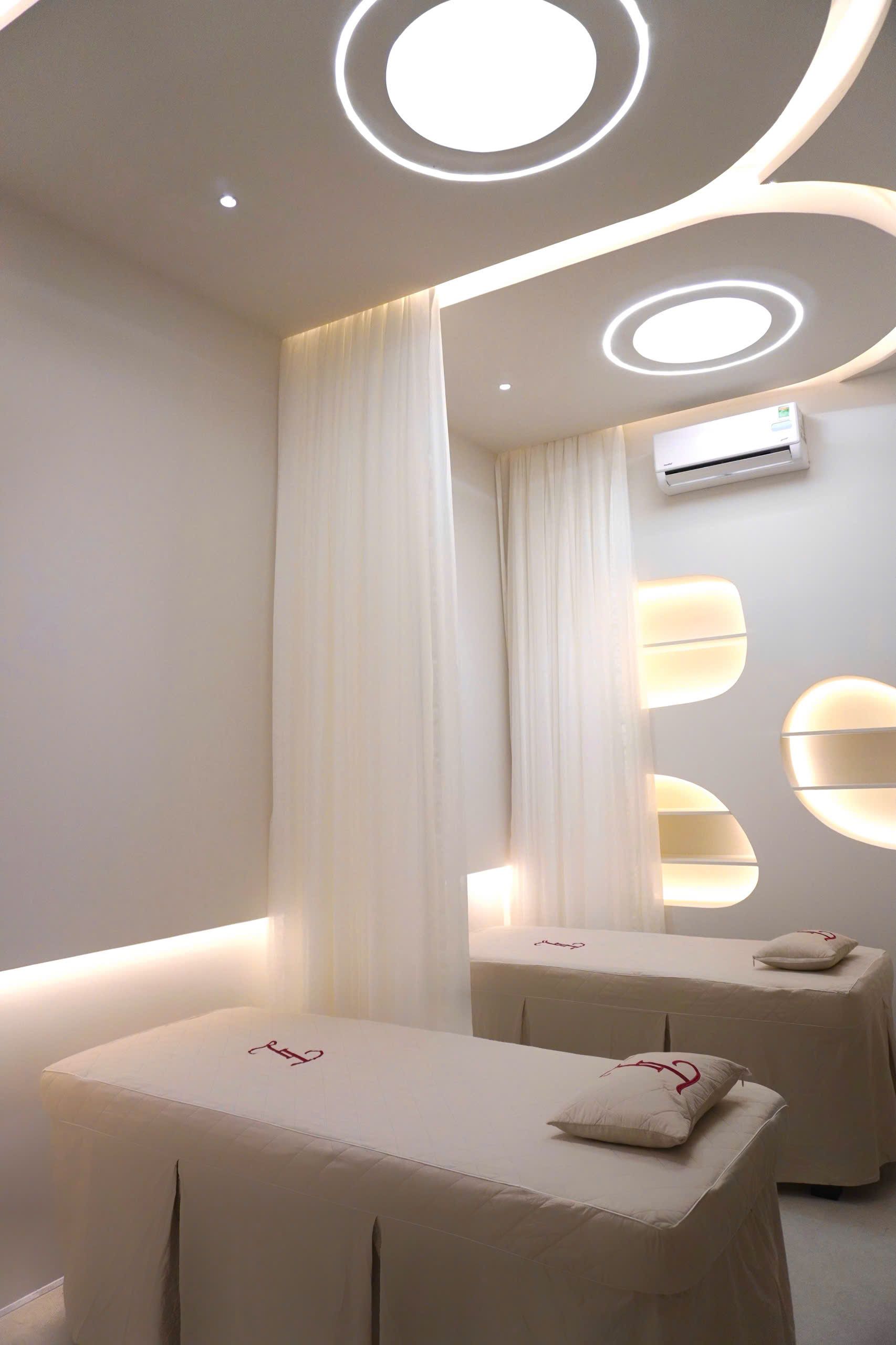 Modern Spa Treatment Room with Elegant Design