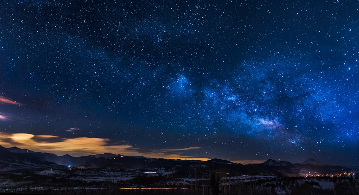 夜の星空の下の黒い山 無料の写真素材