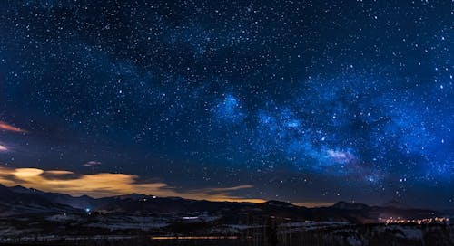 夜晚星空下的黑山