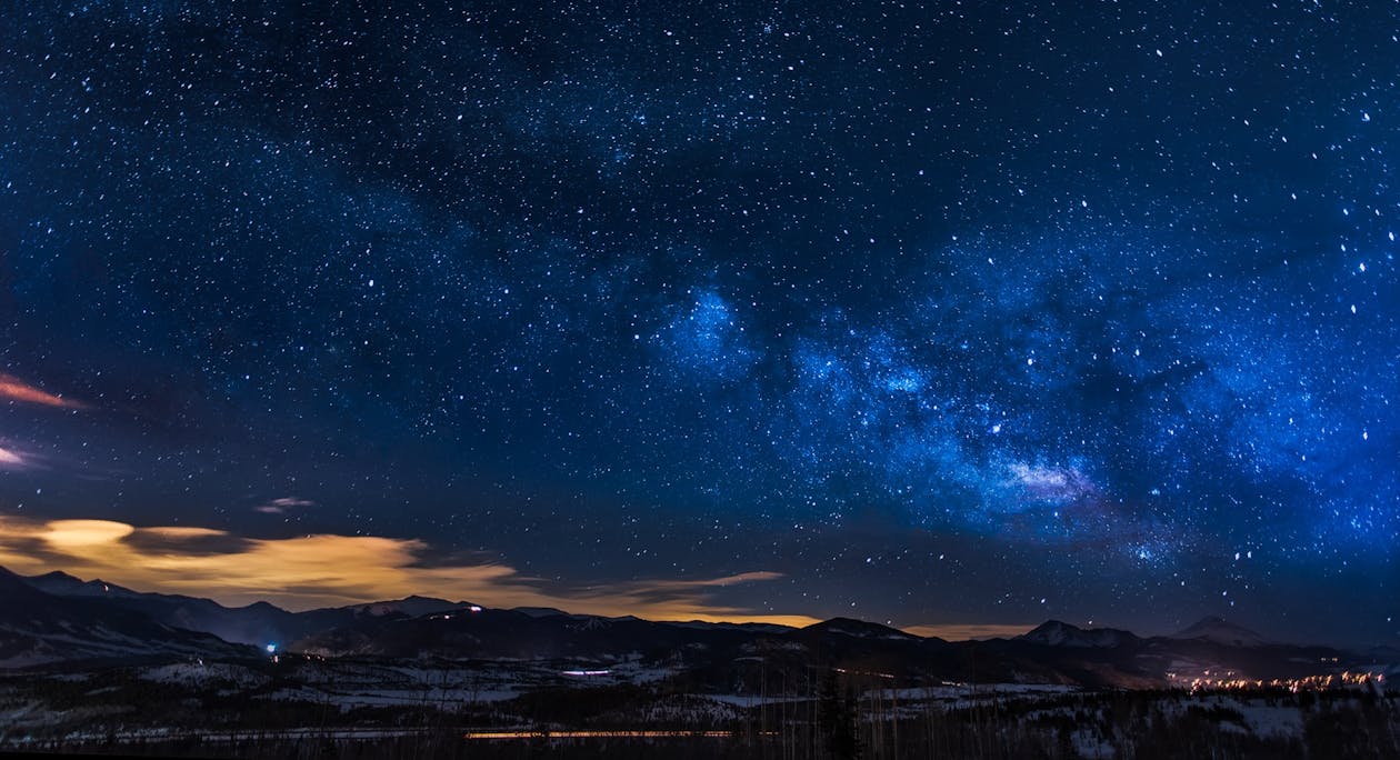 Gece Yıldızların Altındaki Kara Dağlar