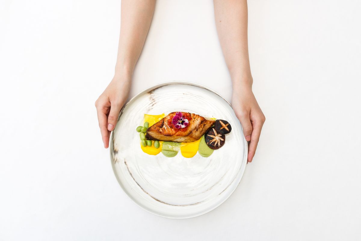 Geplateerd gerecht met eetbare bloem