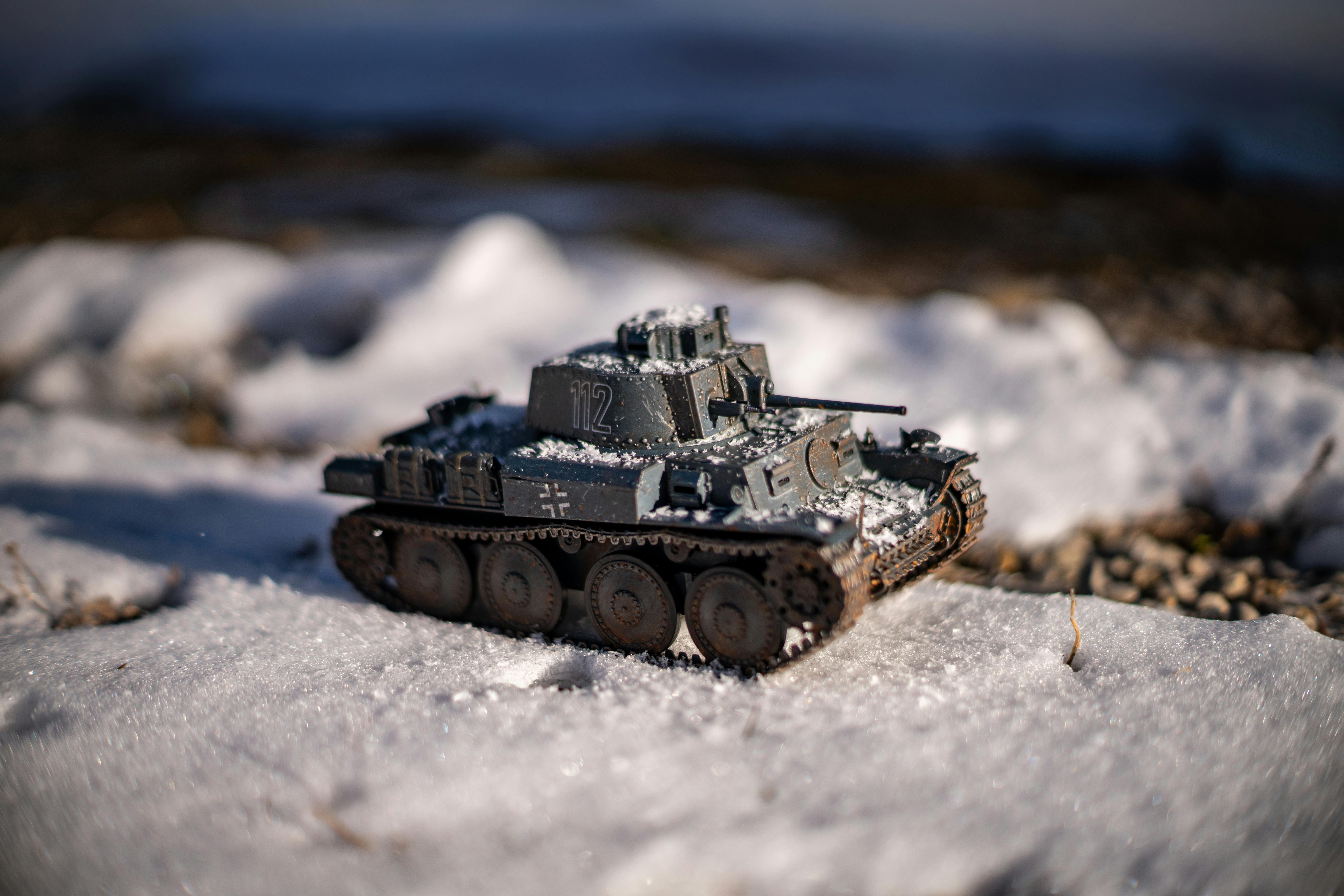 Gratis Nærbillede af en detaljeret modeltank op mod et snedækket landskab, der indfanger en miniaturescene med vintertema. Lagerfoto