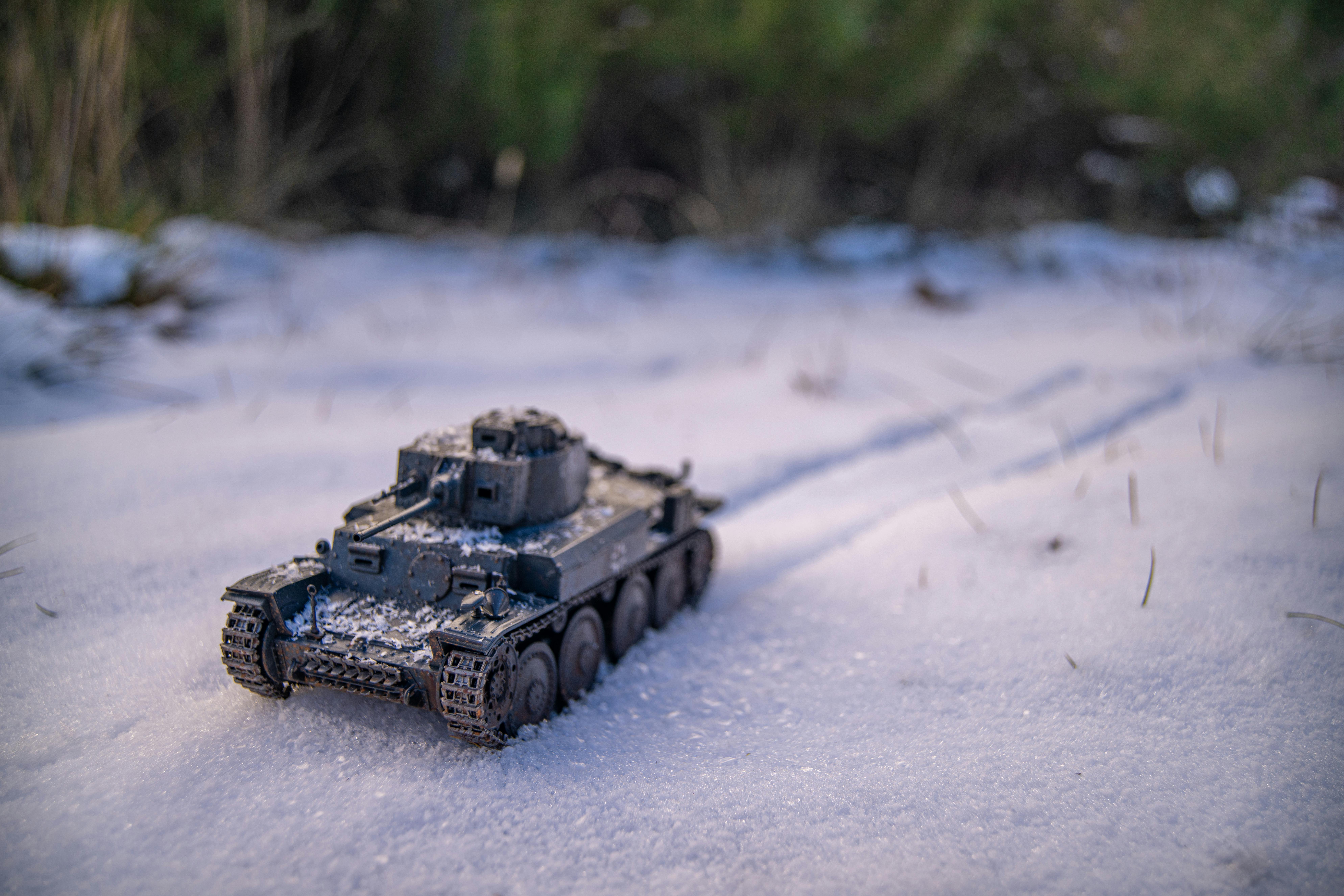 Bezpłatne Zbliżenie szczegółowego modelu czołgu na ośnieżonym gruncie, oddające istotę zimy i hobbystycznego rękodzieła. Zdjęcie z galerii