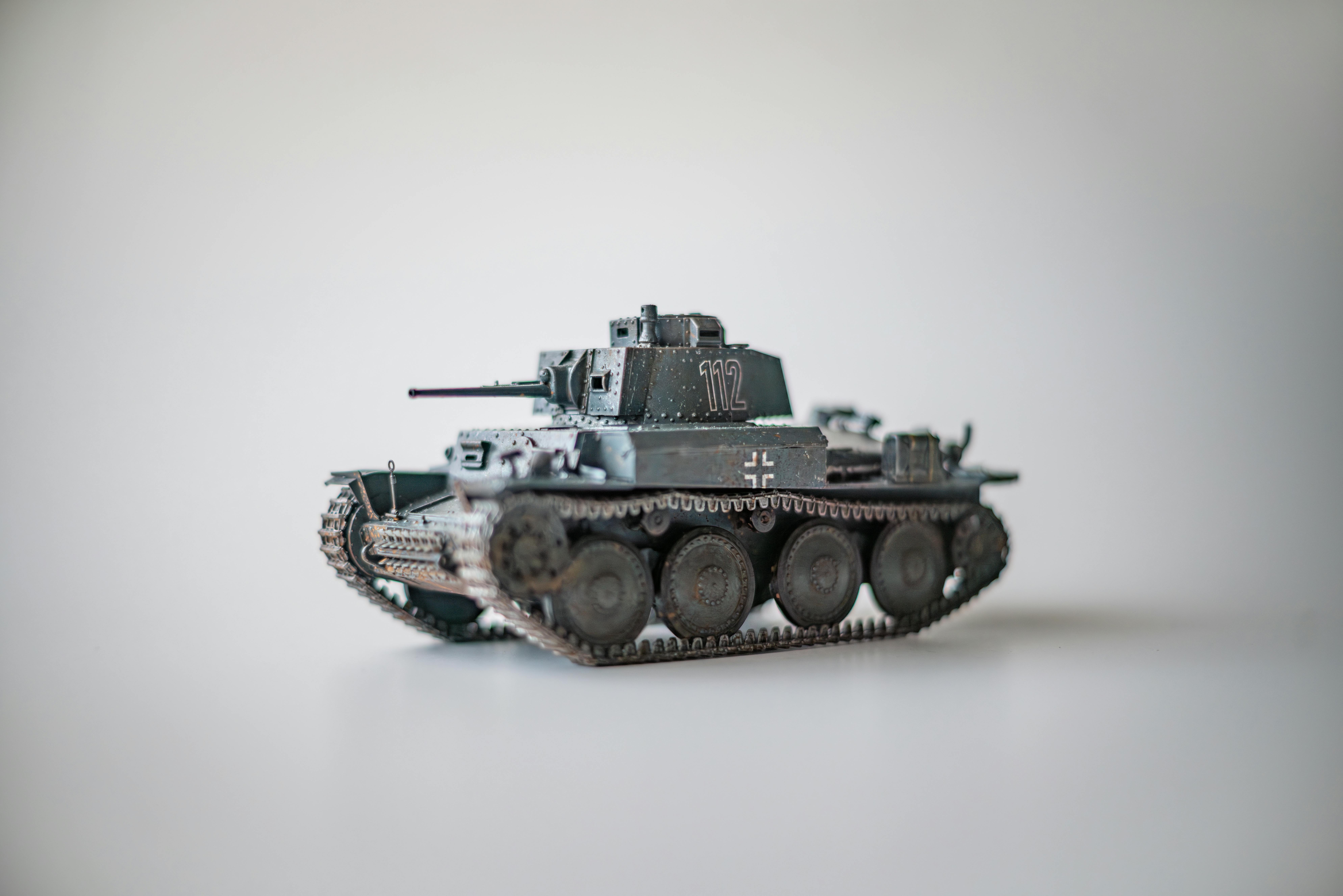 Gratis Modelo detallado de un tanque alemán de la Segunda Guerra Mundial sobre una superficie blanca, perfecto para entusiastas de la historia. Foto de stock