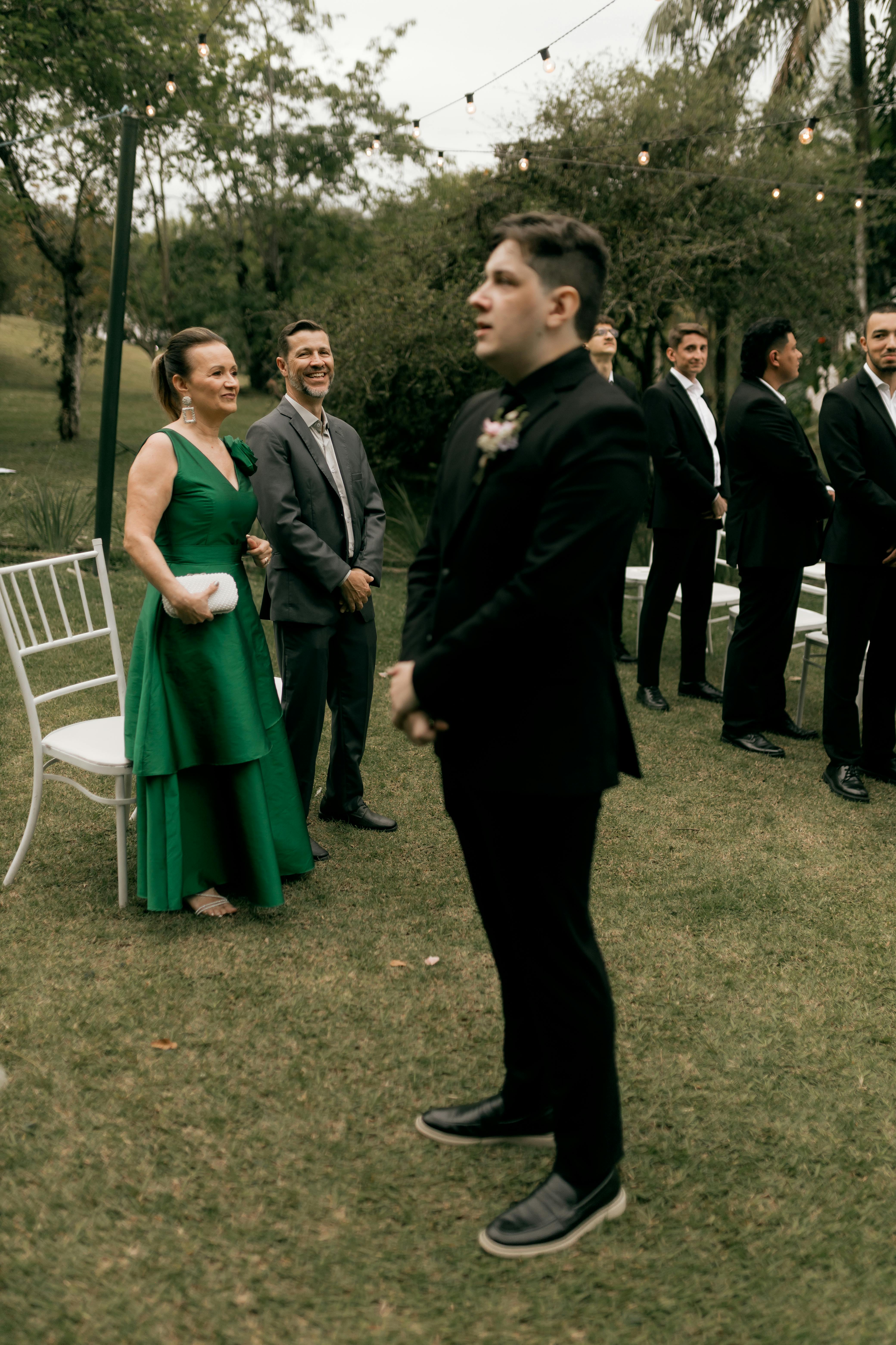 Gratis Elegant utendørs bryllupsseremoni med gjester i formelt antrekk og lyslenker. Arkivbilde