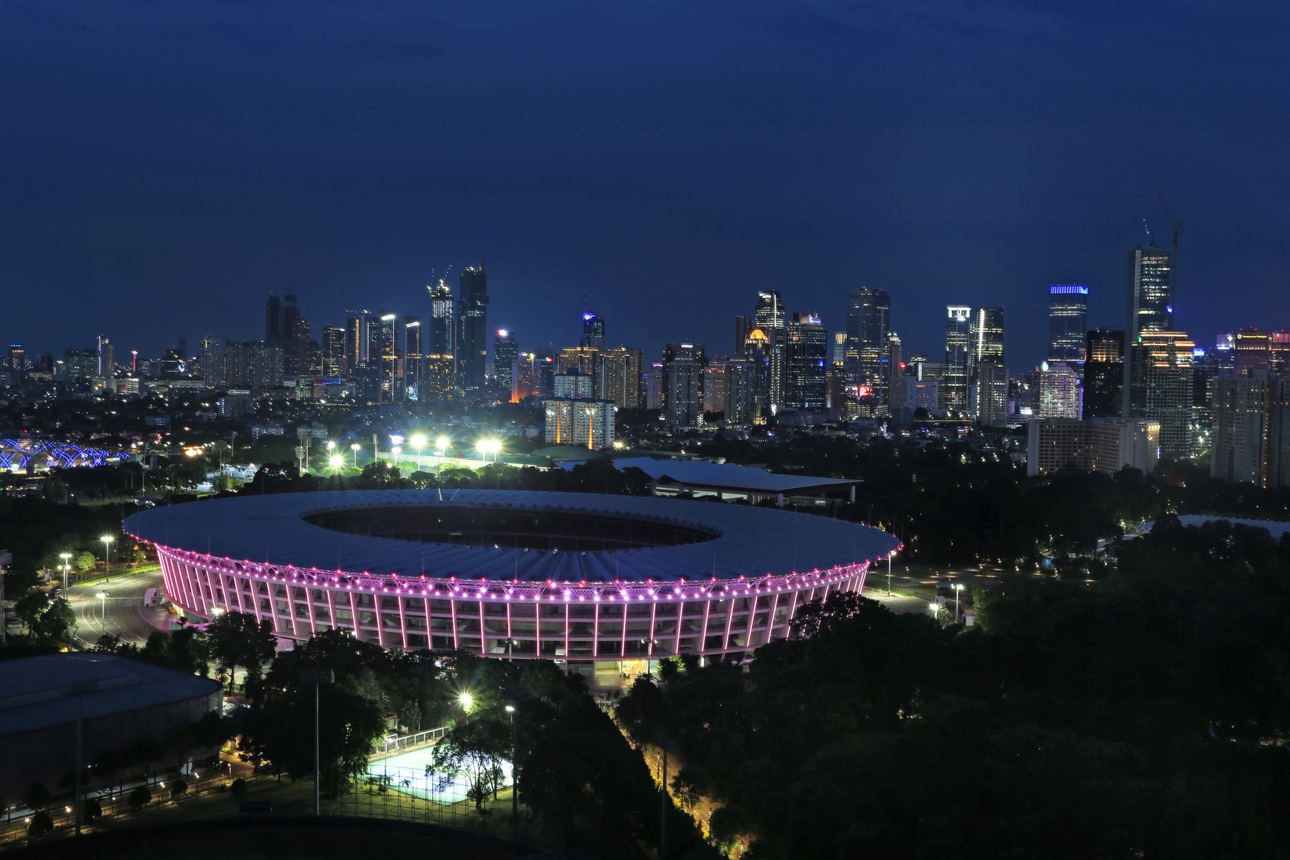 สนามไก่ชนซานตามาเรียในเมืองการ์ตาเฮนายามค่ำคืน ผู้ชมเงียบลงท่ามกลางบรรยากาศเปลี่ยนผ่าน
