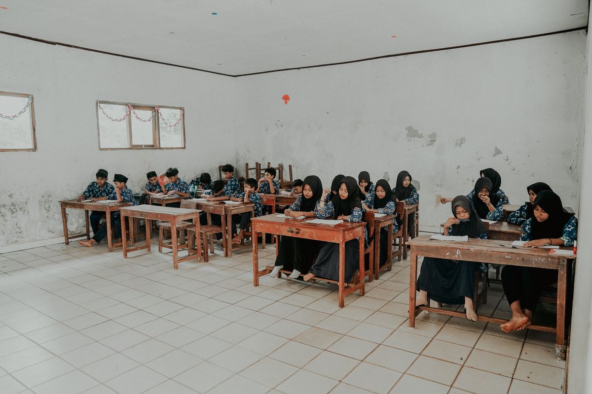 Siswa Indonesia belajar di kelas