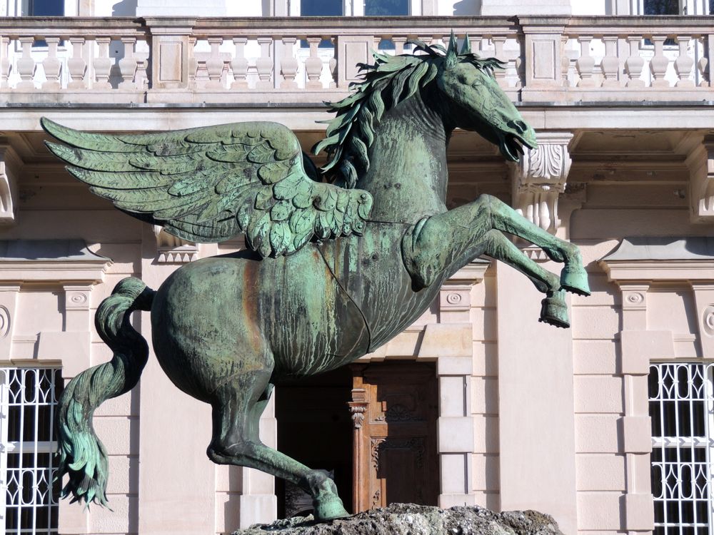 Fântâna cu statuia de bronz a lui Pegas din grădinile Mirabell