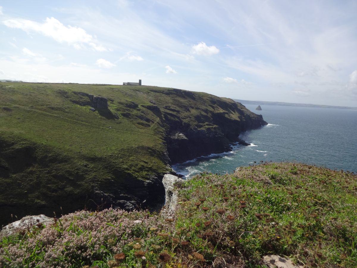 Falezele de la Tintagel intr-o zi insorita