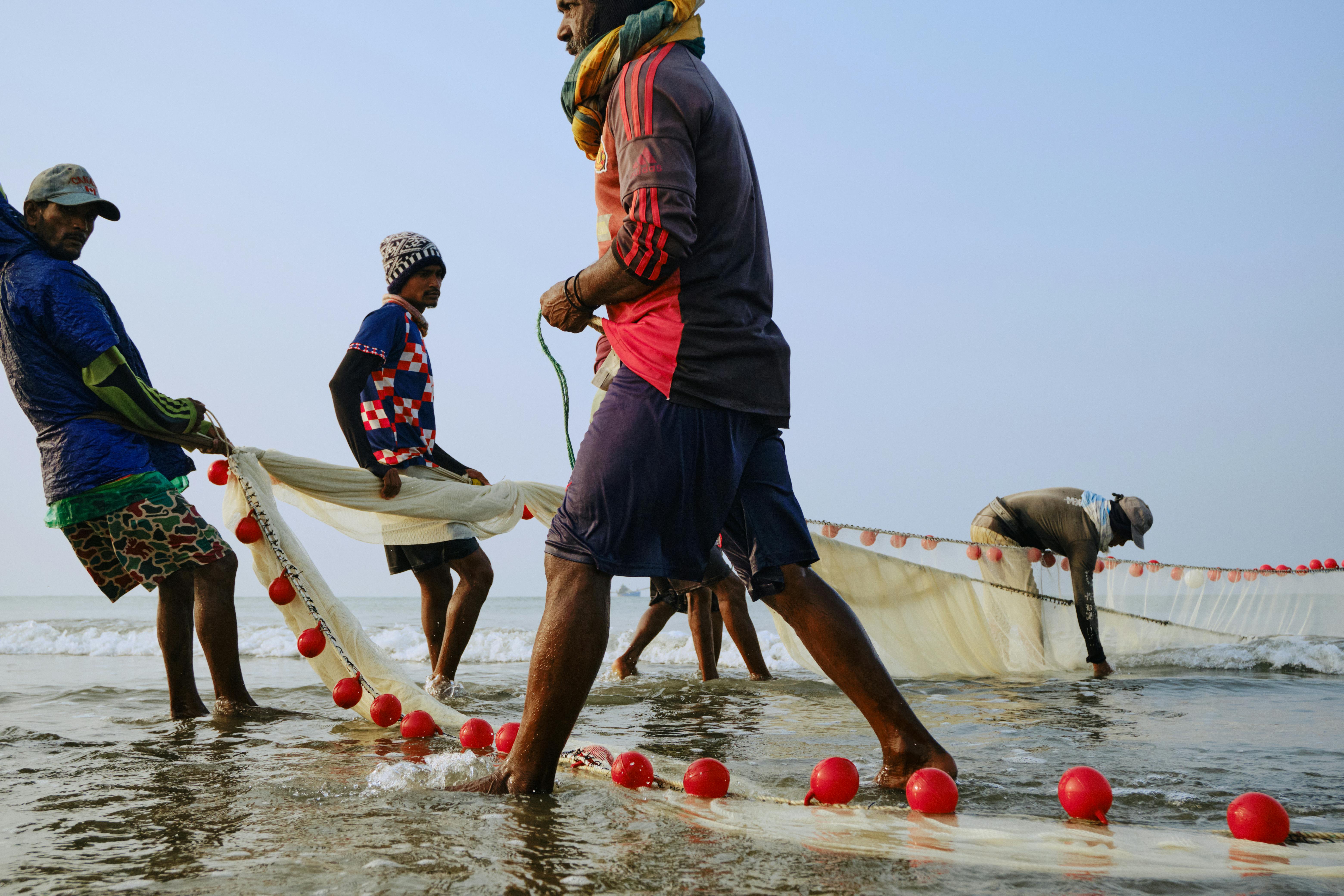 Gratuit À Cox's Bazar, les pêcheurs travaillent ensemble le matin pour remonter leurs filets de la mer. Photos