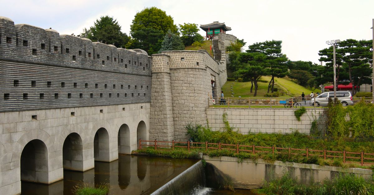 Explore the ancient Suwon fortress wall in Gyeonggi, South Korea showcasing unique Korean architecture. visual (Photo: Bruna Santos / Pexels)