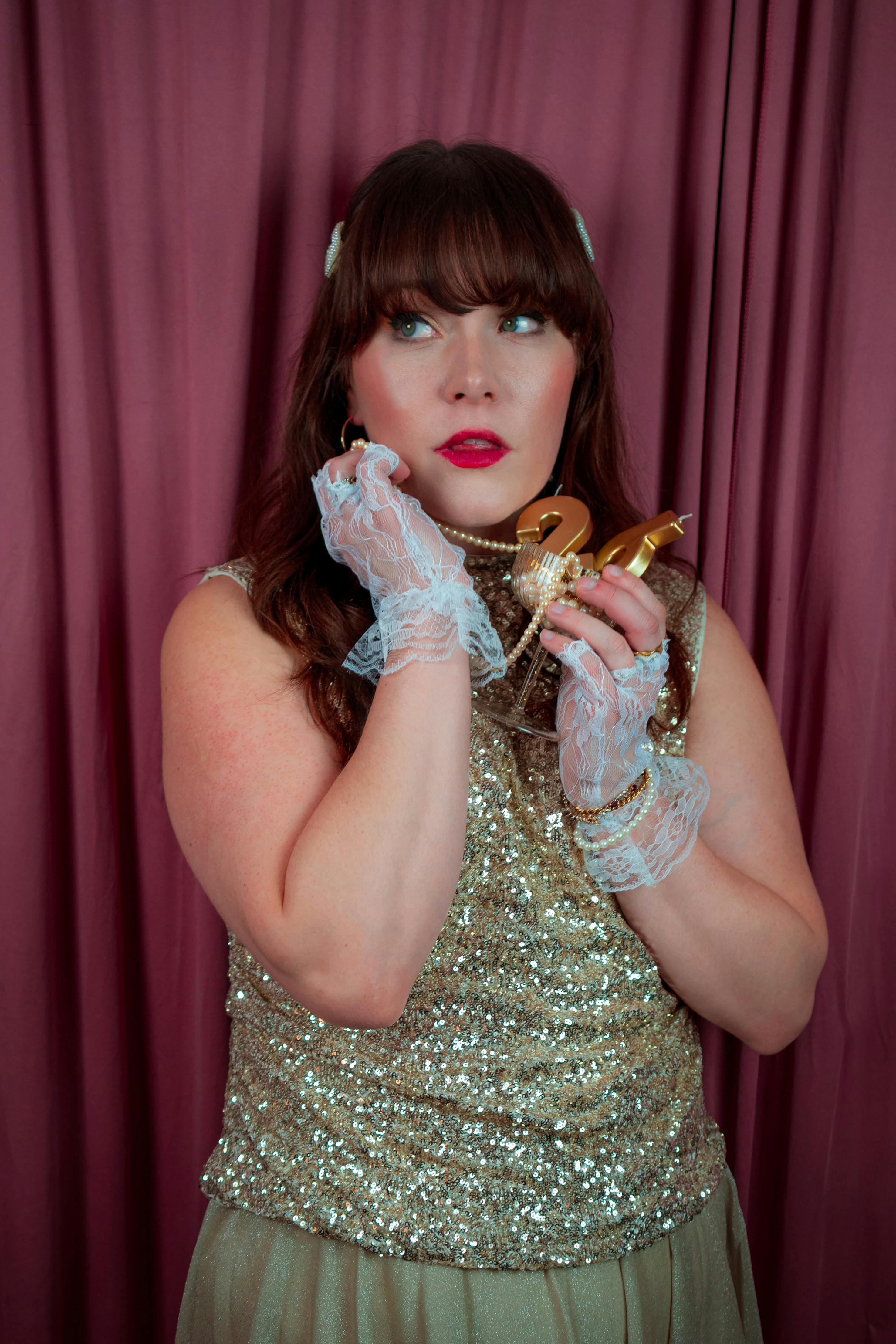 Gratuit Portrait élégant d'une femme en tenue de fête célébrant le réveillon du Nouvel An avec une décoration dorée indiquant l'année 2024. Photos