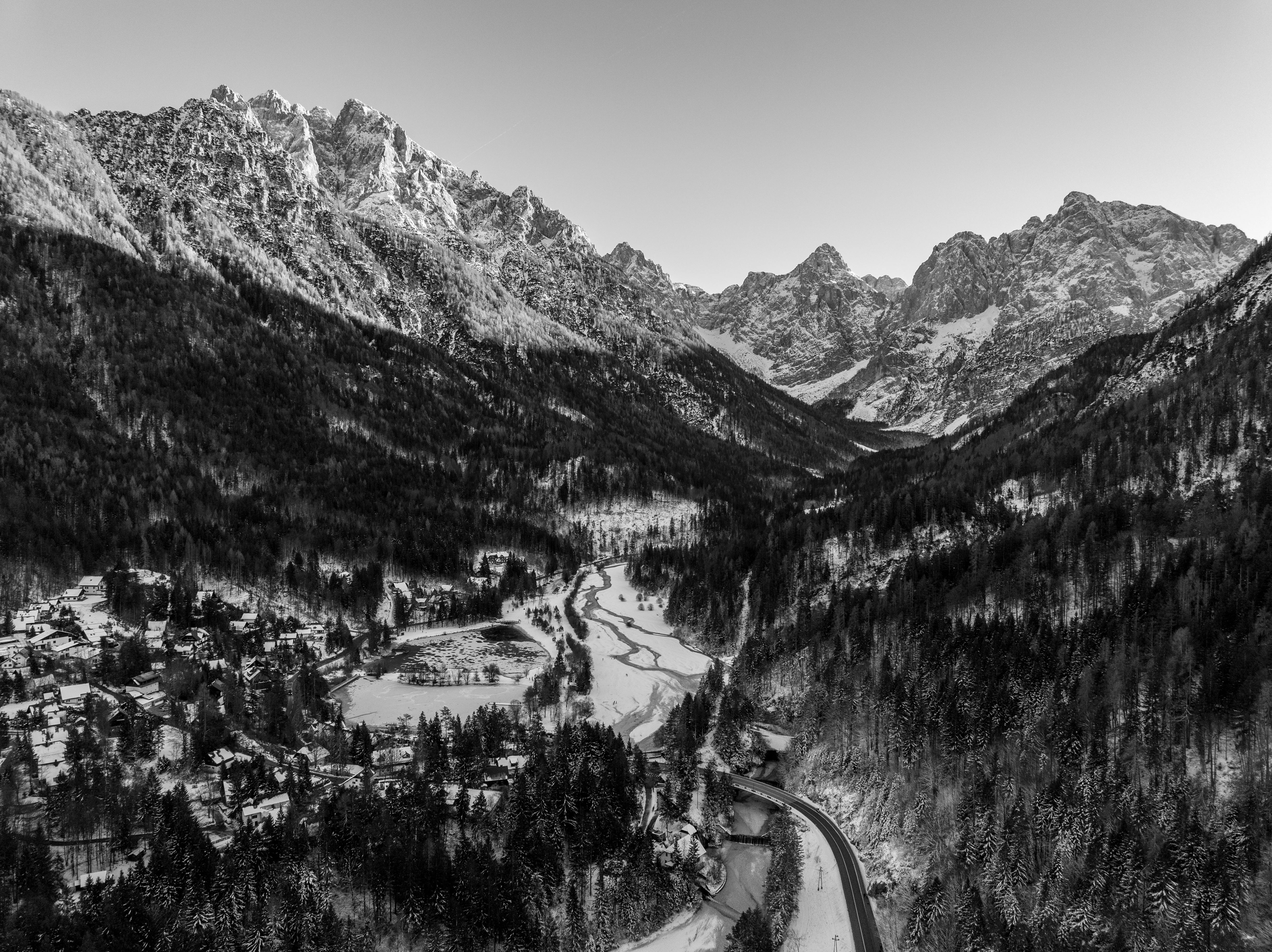 Route à travers la forêt amazonienne en Guyane