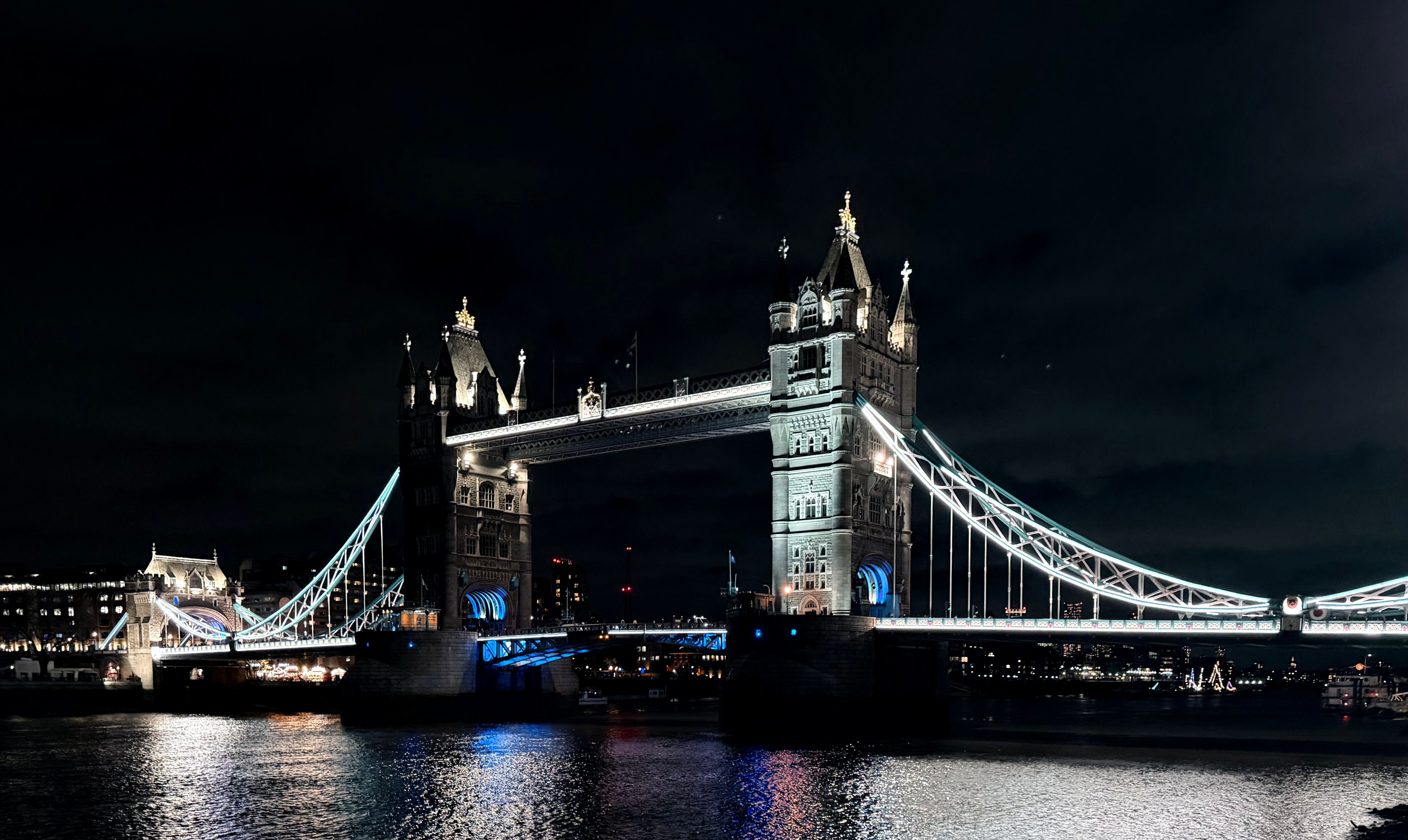 stunning-night-view-of-london-s-tower-bridge-free-stock-photo